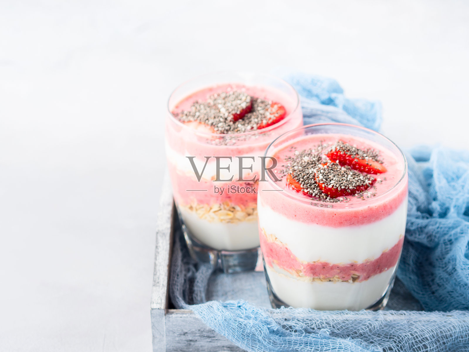 酸奶草莓水果冻糕配燕麦片照片摄影图片