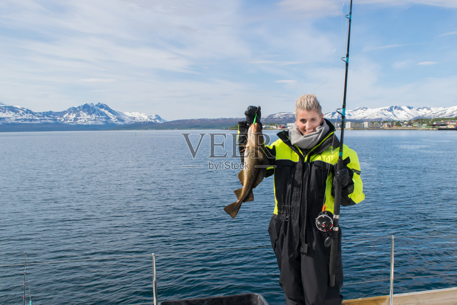 美丽的女孩在挪威北部钓鱼照片摄影图片