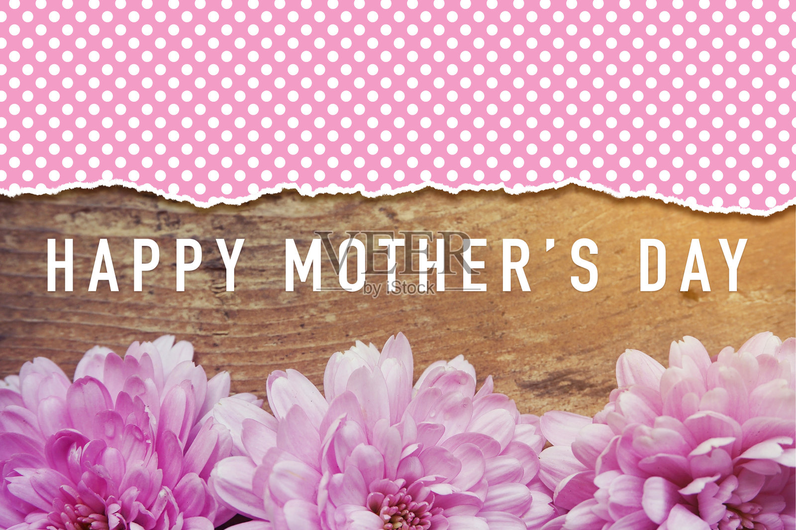 木制的粉红色花朵上写着“母亲节快乐”照片摄影图片