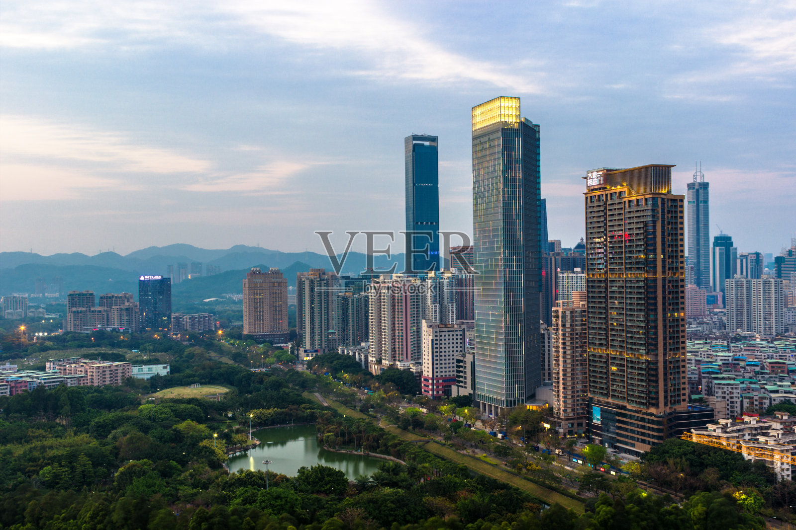深圳的高楼大厦和天际线照片摄影图片
