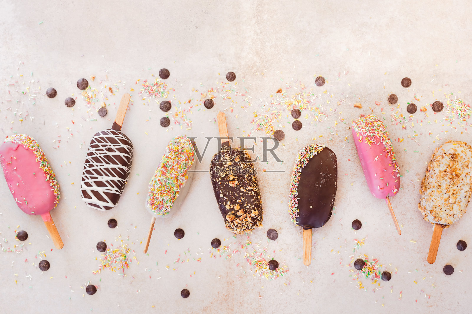 巧克力、水果、烤杏仁和彩色糖屑的冰淇淋棒照片摄影图片