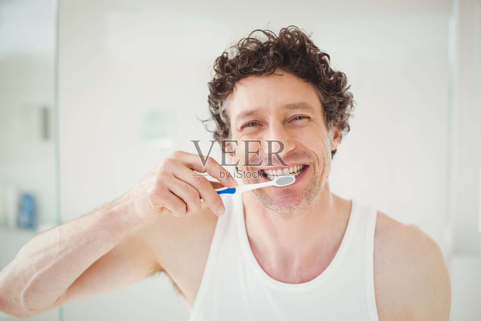 年轻人刷牙的肖像照片摄影图片