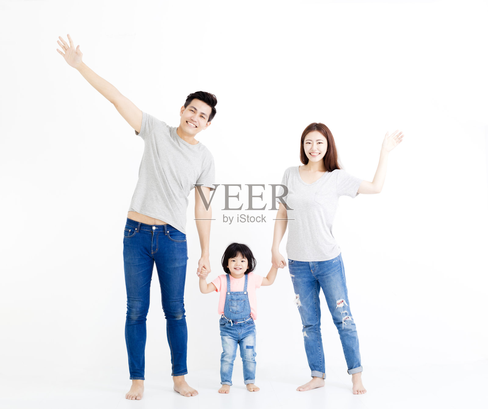 幸福的亚洲家庭站在一起，孤立的白人照片摄影图片