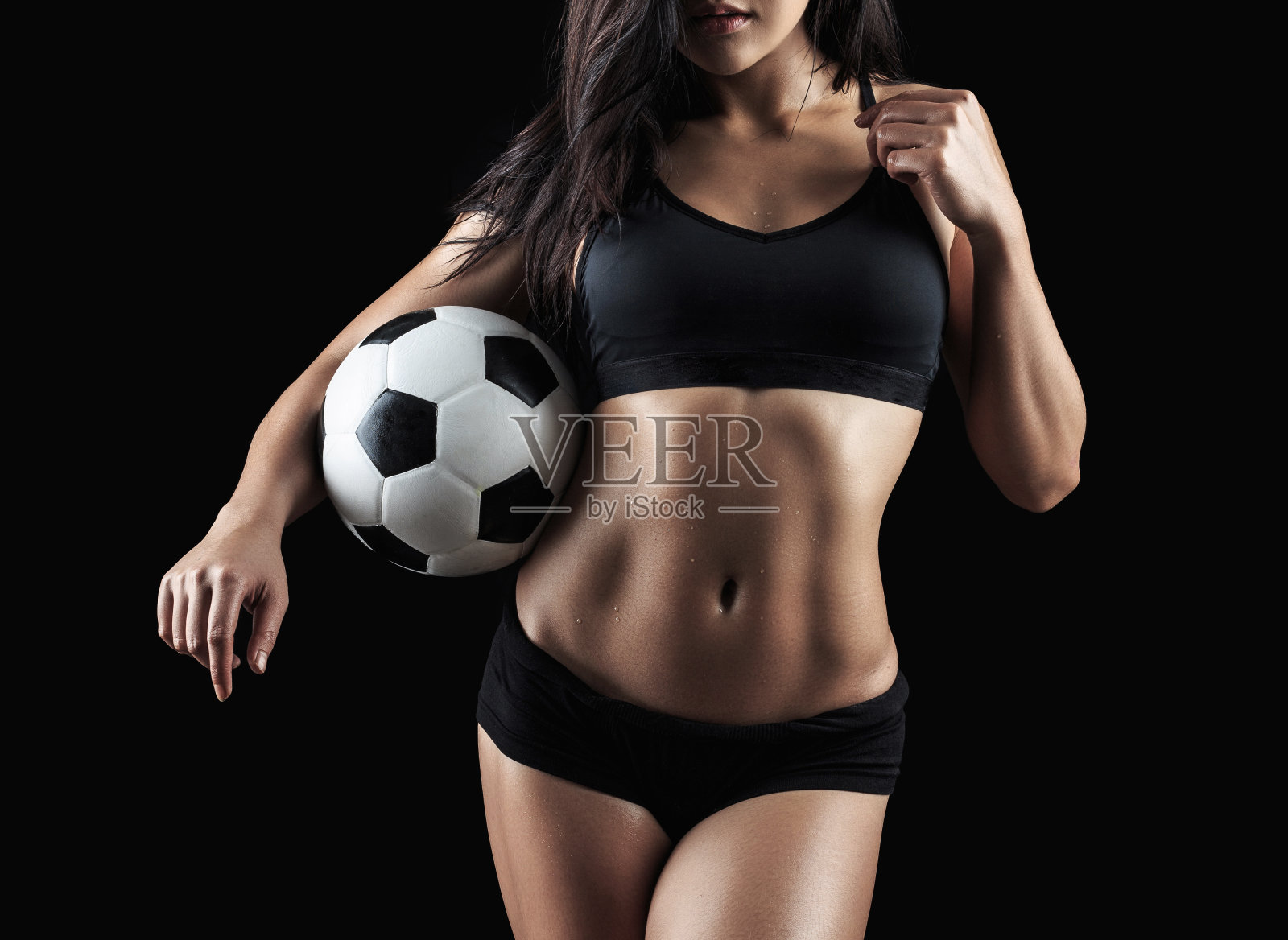 健美模特抱着足球的美体照片摄影图片