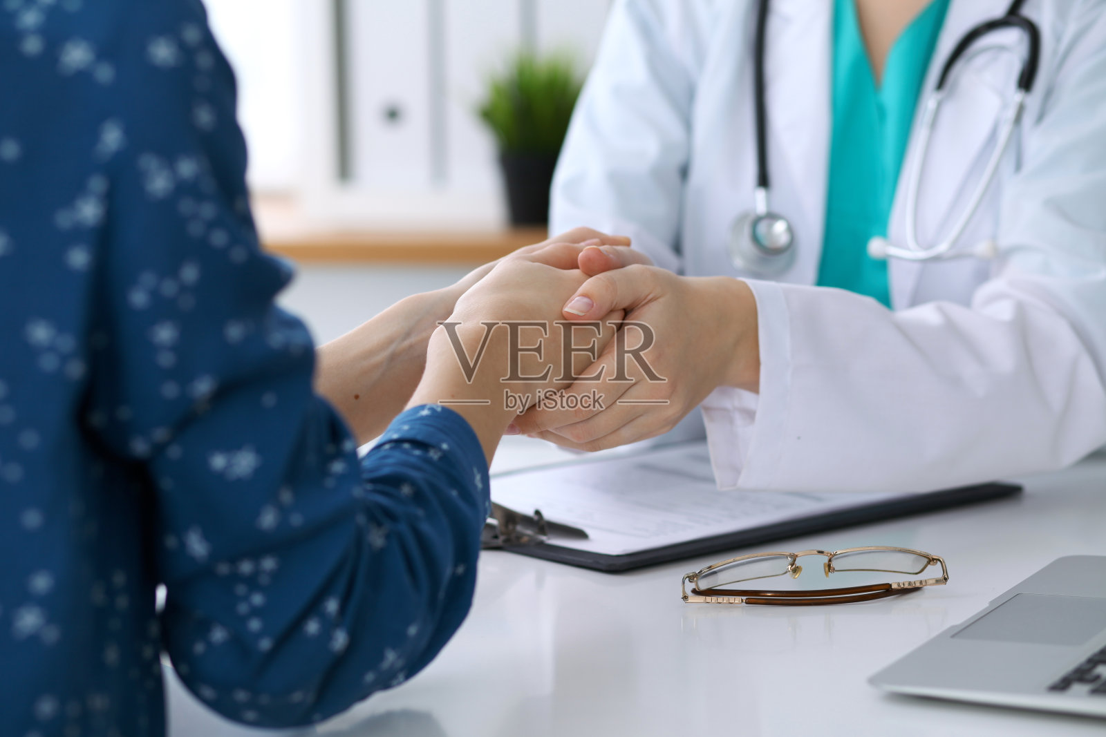 医生和病人握手。伙伴关系、信任和医德理念照片摄影图片