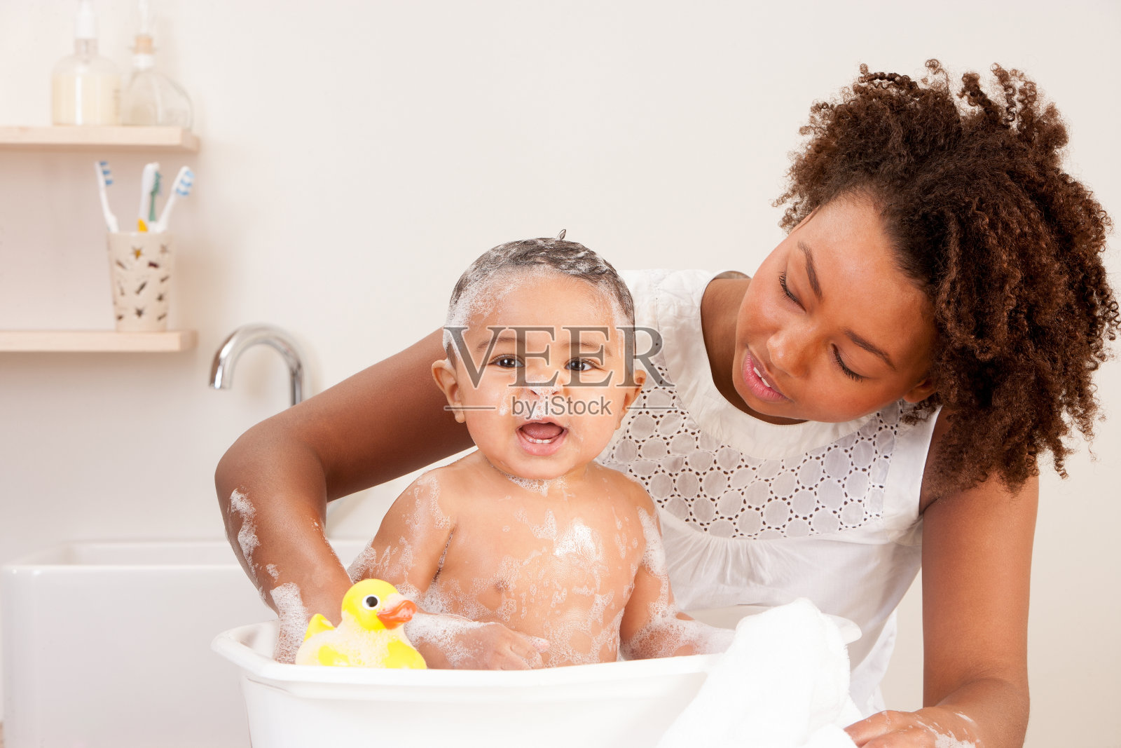 婴儿洗澡时间照片摄影图片
