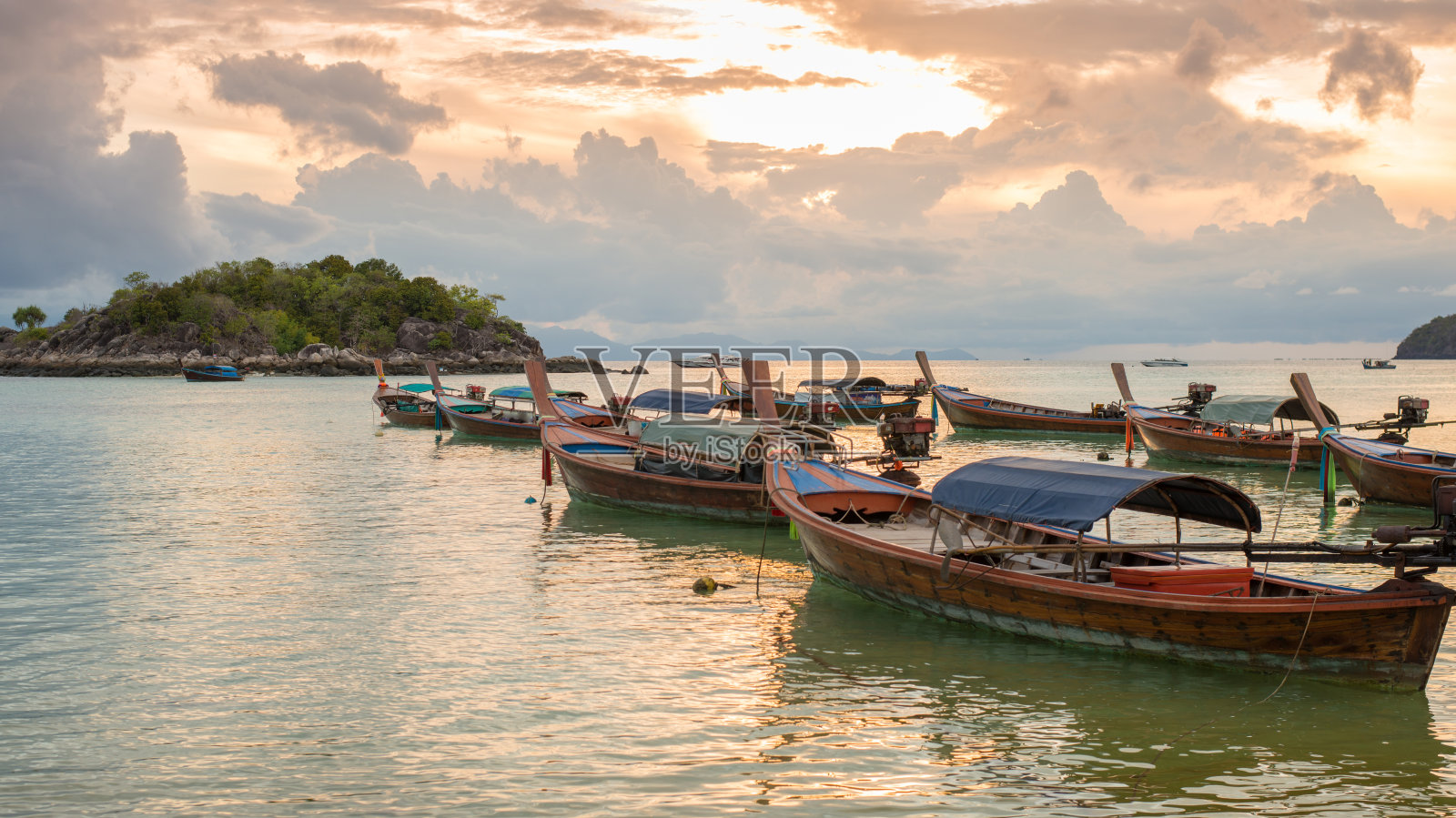 美丽的日出在泰国萨顿省的利比岛。照片摄影图片