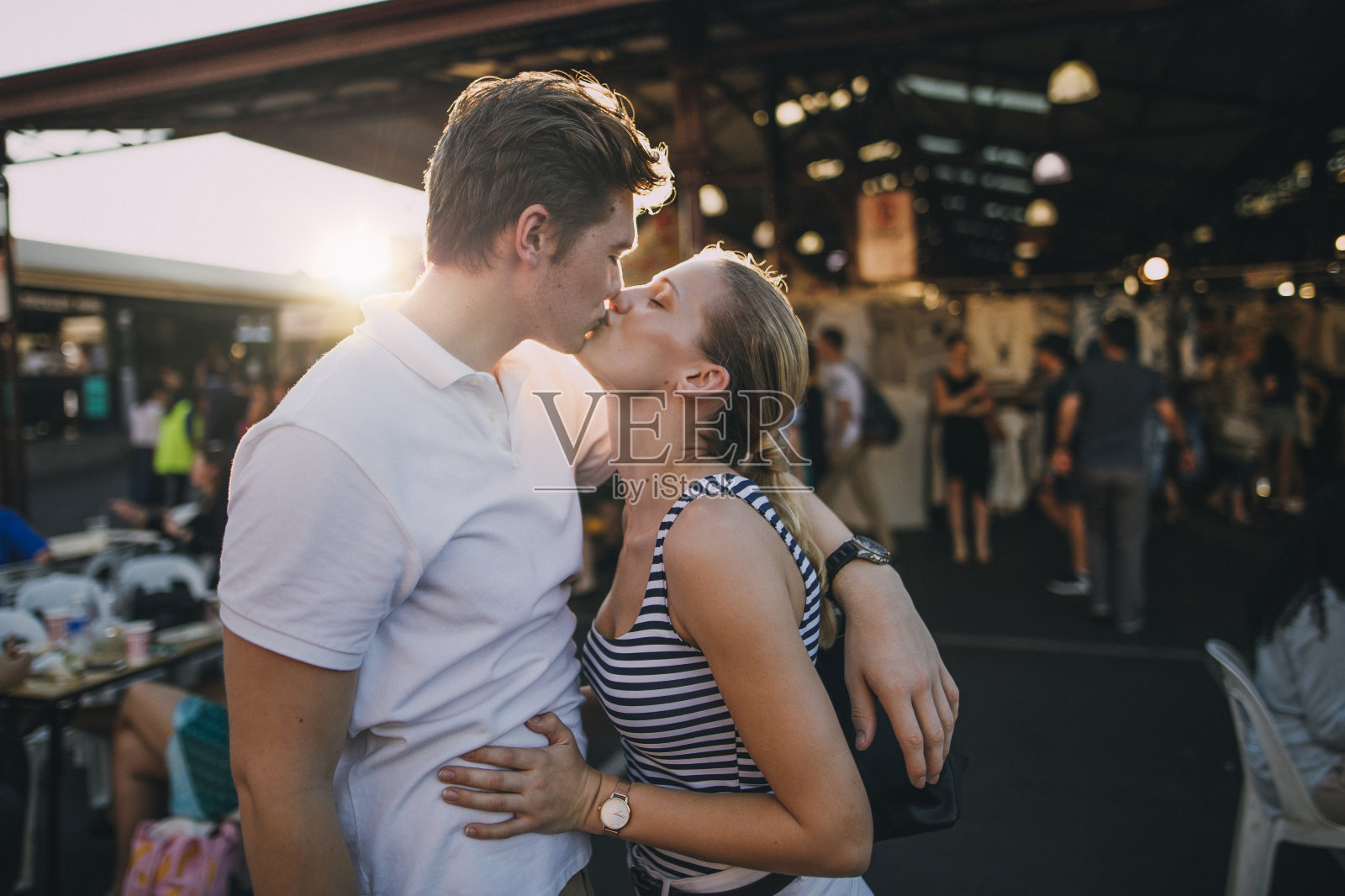 情侣在公共市场接吻照片摄影图片