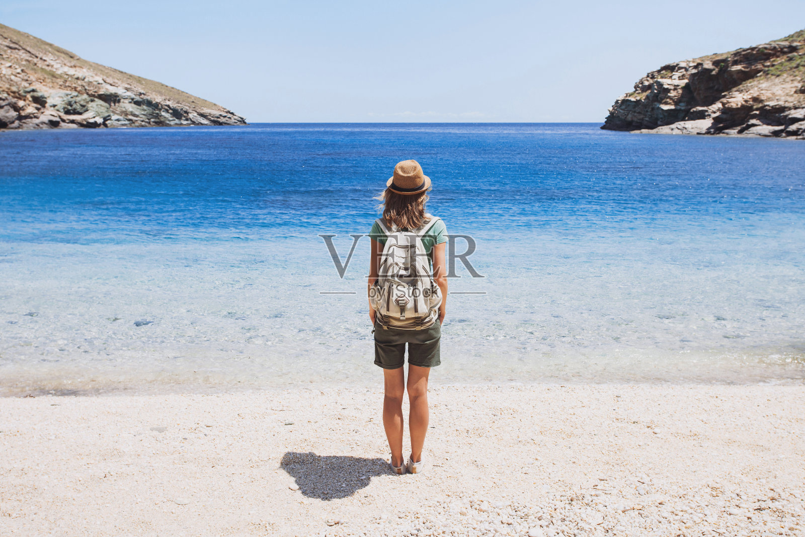 年轻女子看海，旅行理念照片摄影图片