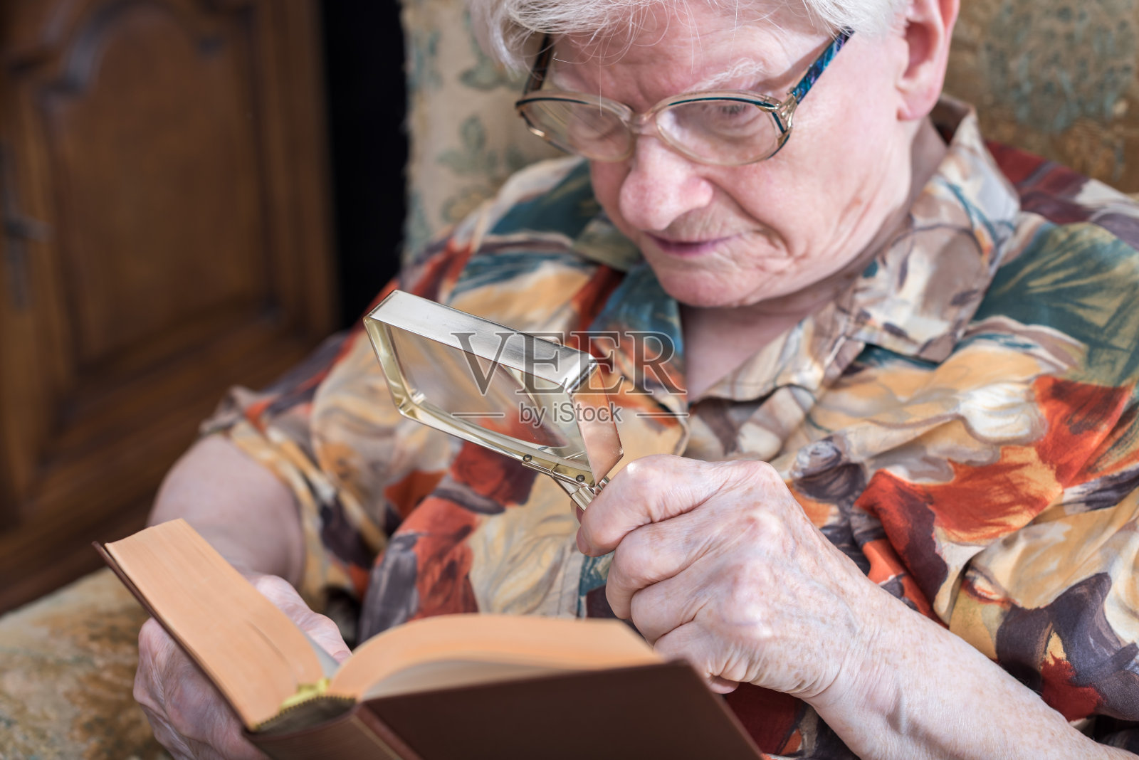 老妇人在看书照片摄影图片