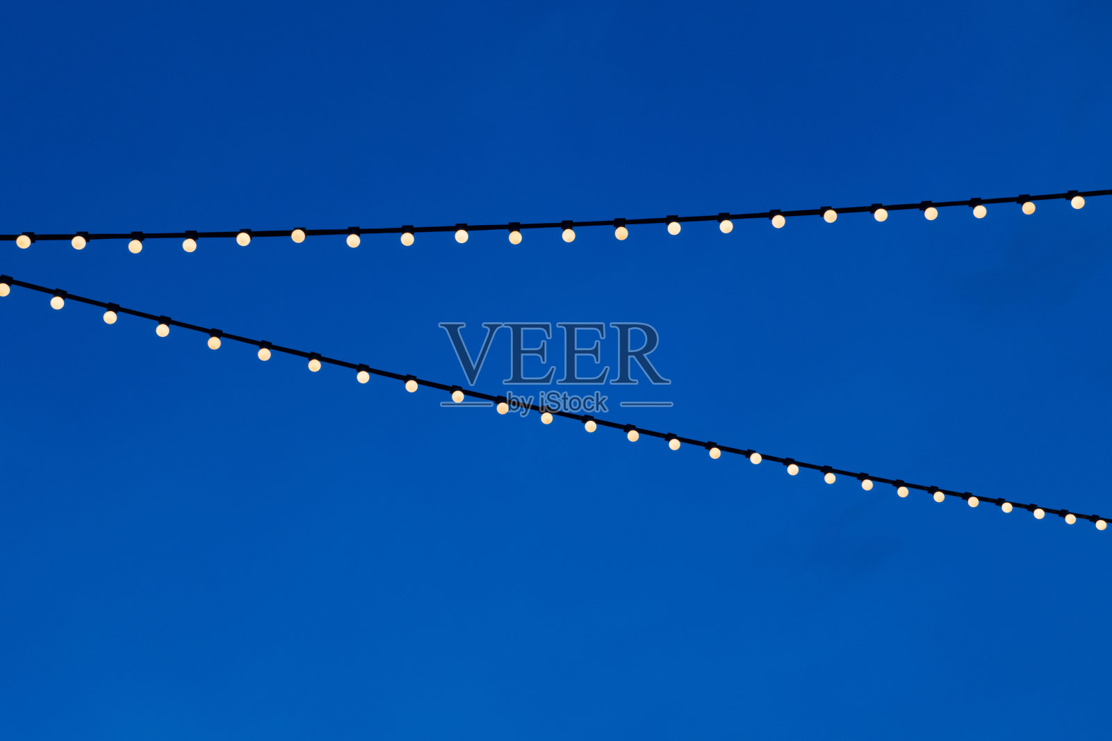 串线灯泡和蓝天背景照片摄影图片