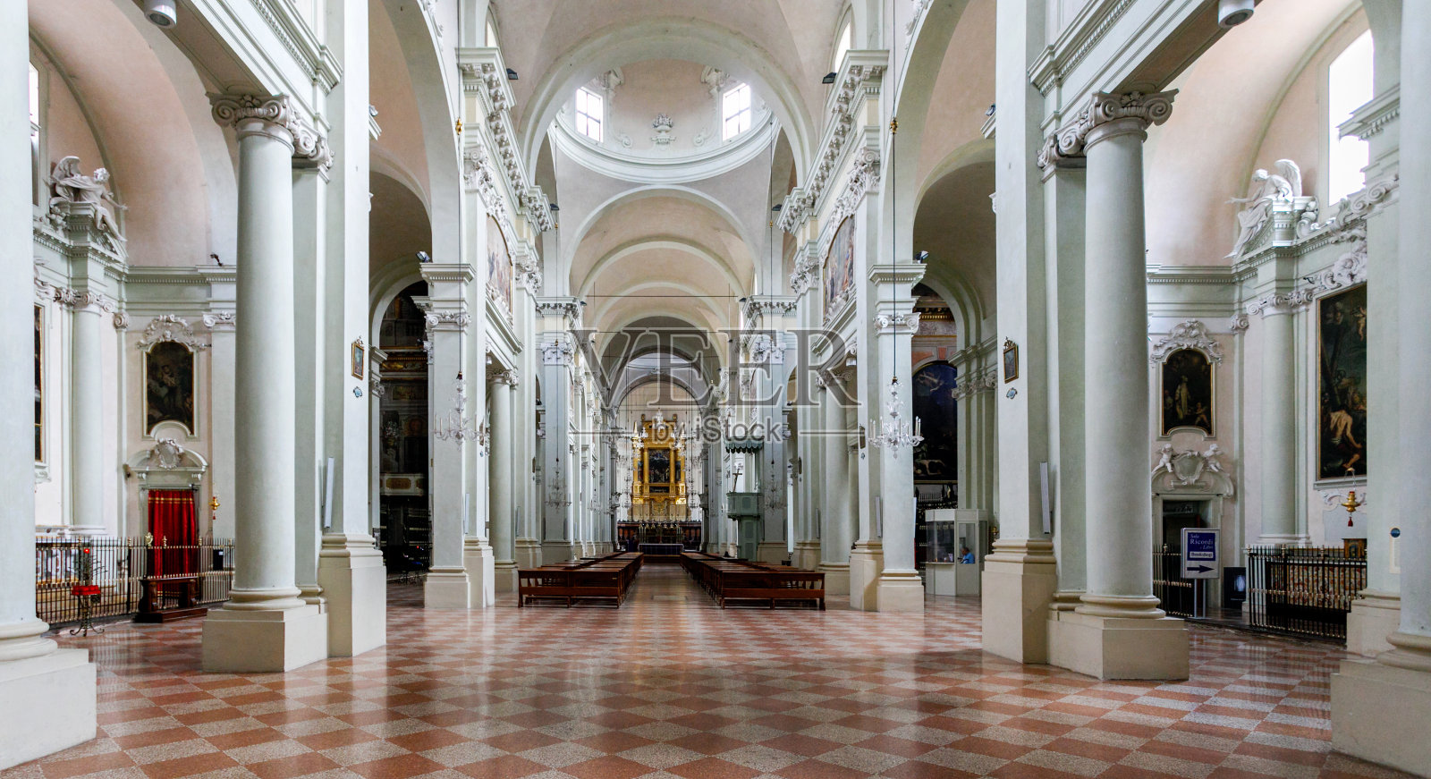 意大利博洛尼亚圣多梅尼科大教堂内部照片摄影图片