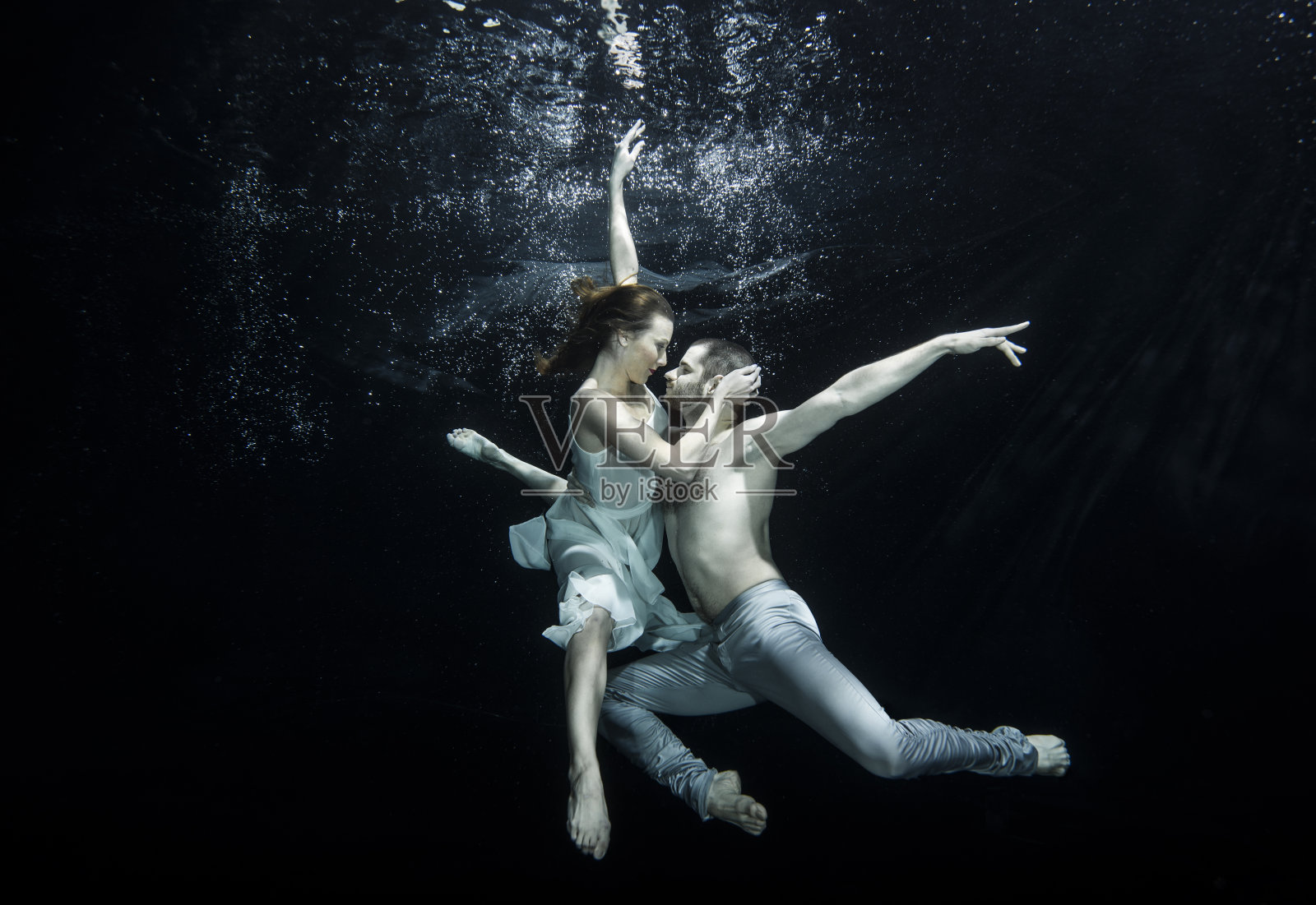 一对年轻的芭蕾舞者在水下跳舞照片摄影图片
