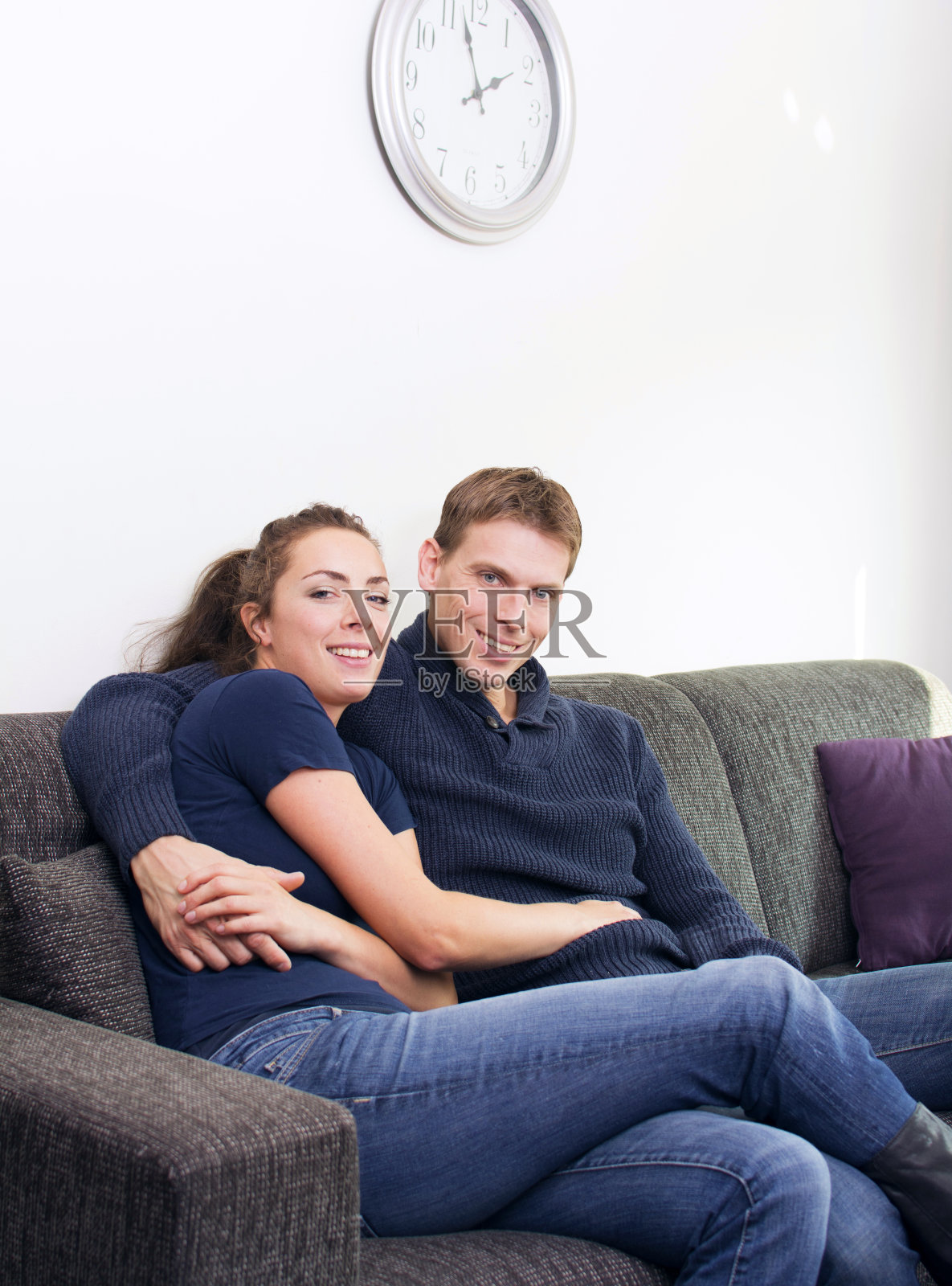 沙发上的幸福情侣照片摄影图片