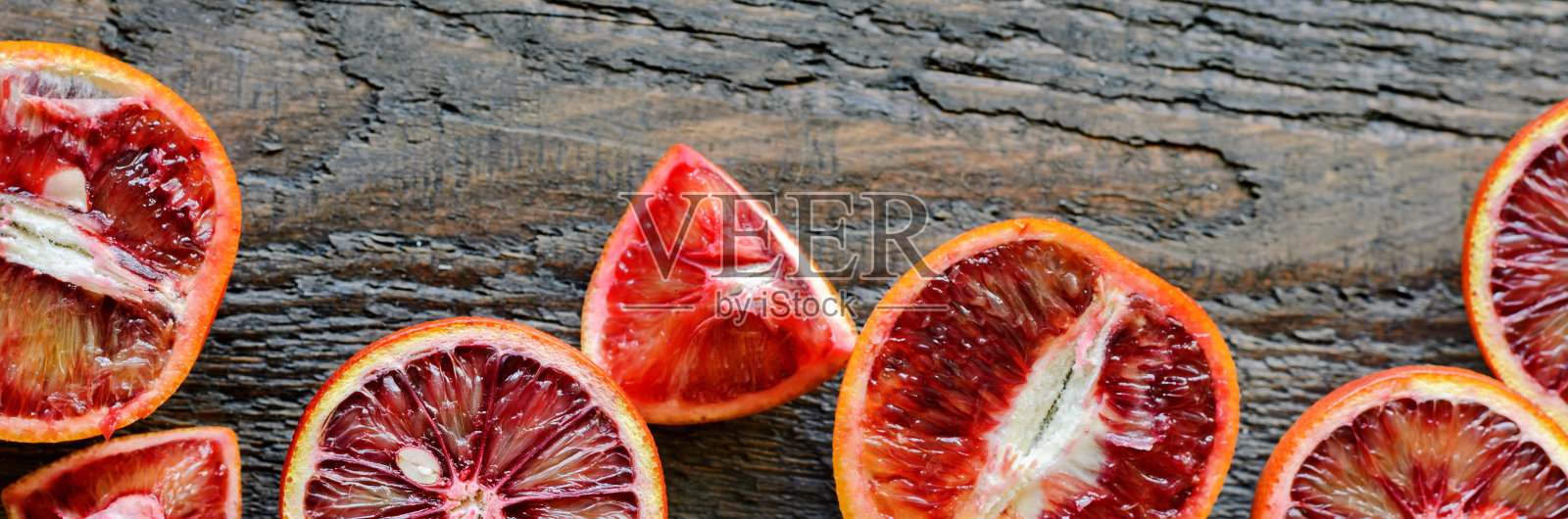 切片和切割西西里血橙在木制的自然背景，俯视图照片摄影图片