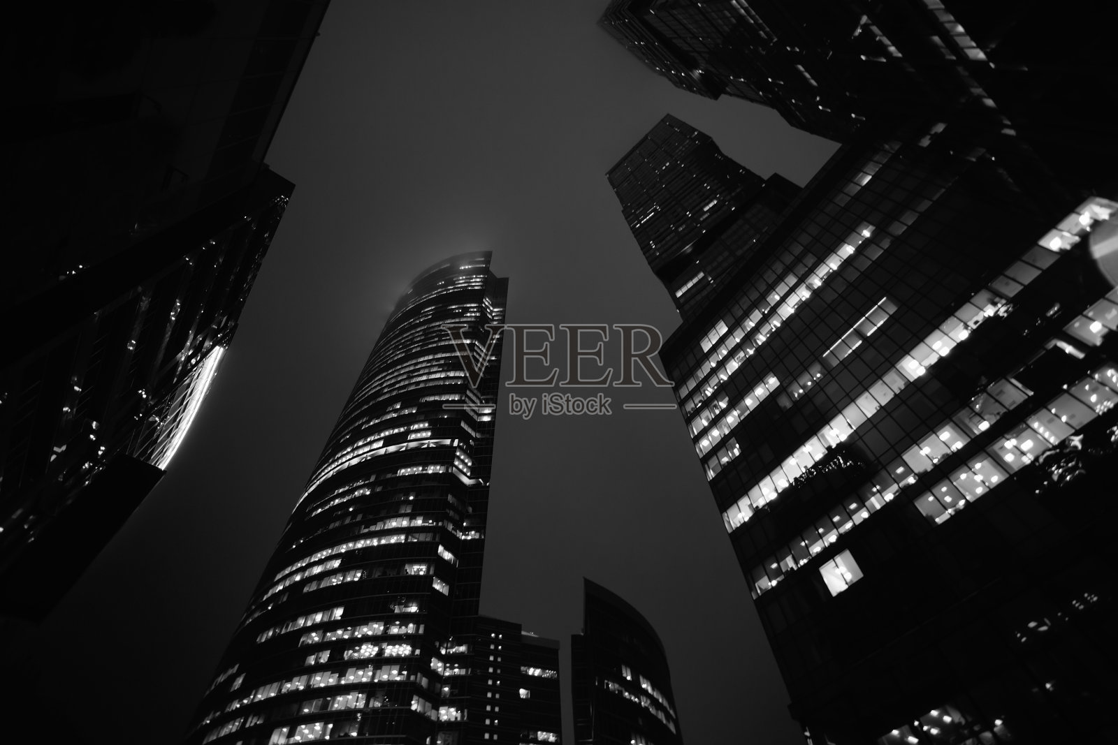 晚上的摩天大楼照片摄影图片