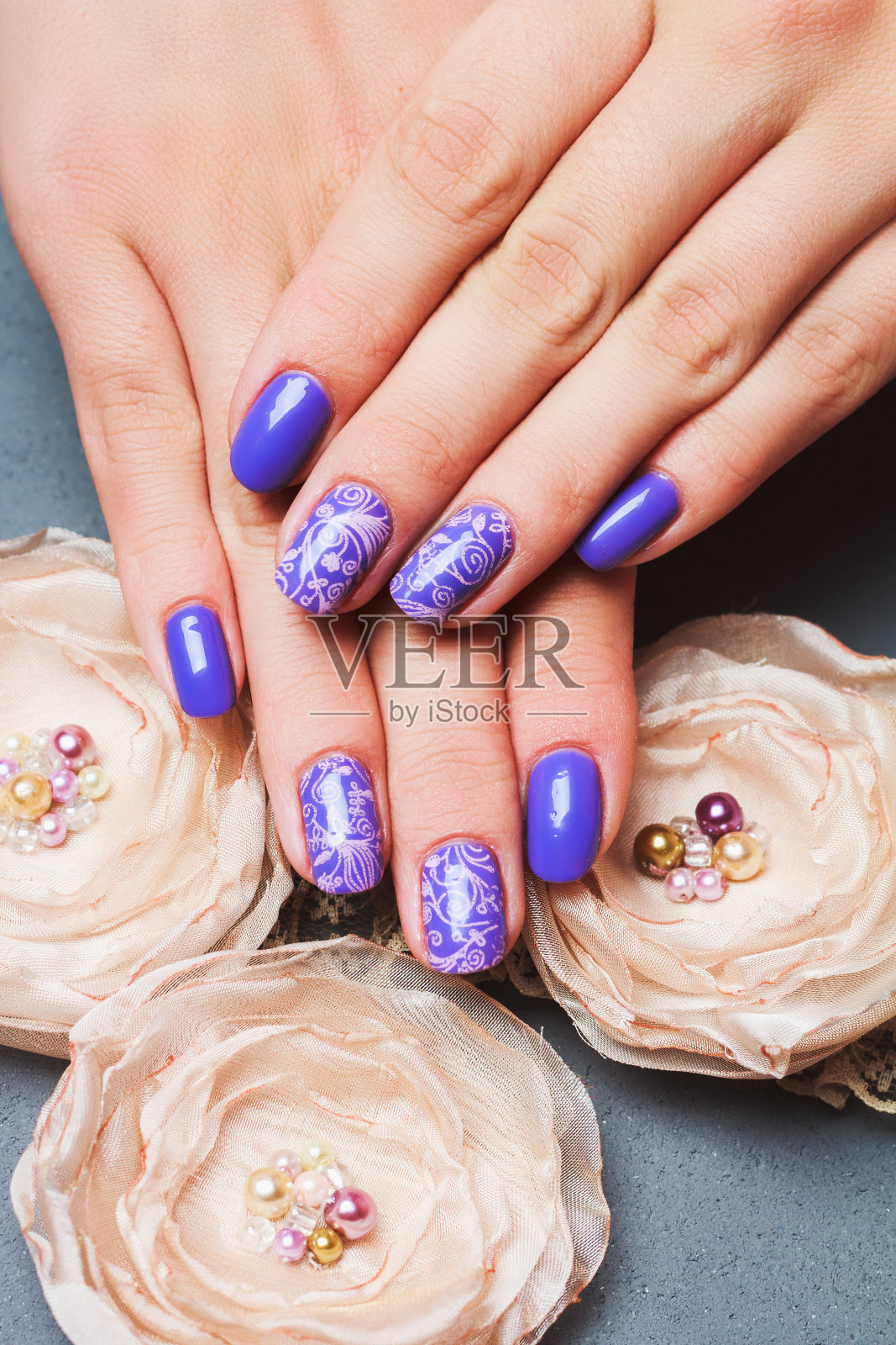 紫色指甲艺术与粉色花卉图案照片摄影图片