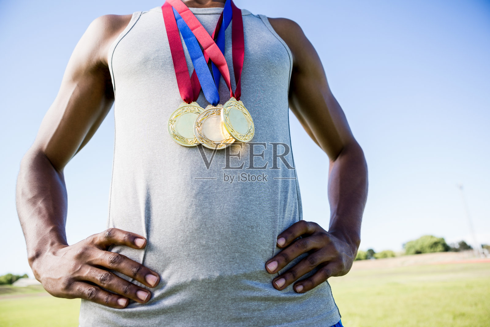 脖子上挂着金牌的运动员照片摄影图片