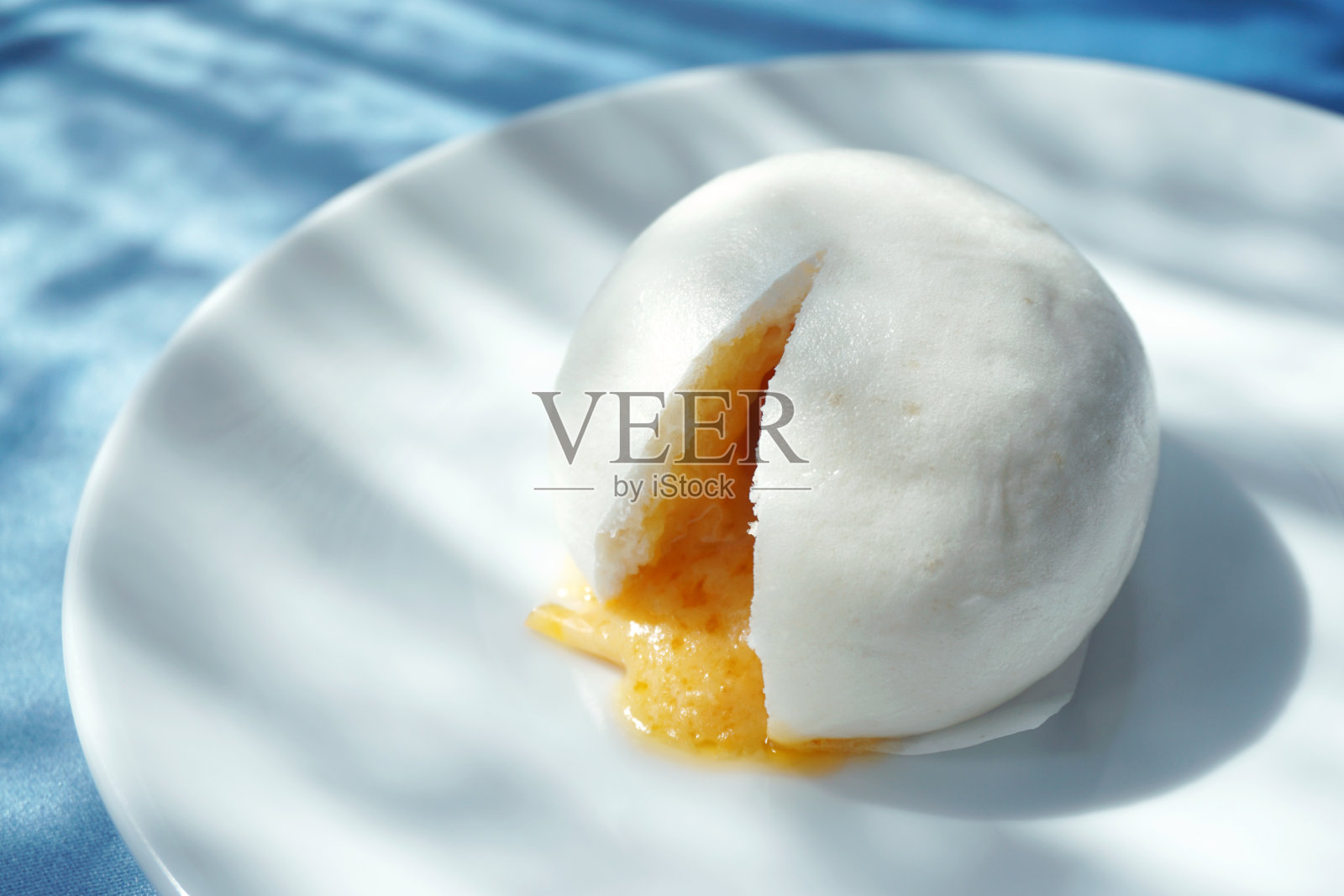 特写中国馒头或中国蛋黄蛋糊面包在白色盘子-传统的中国点心，选择焦点。照片摄影图片