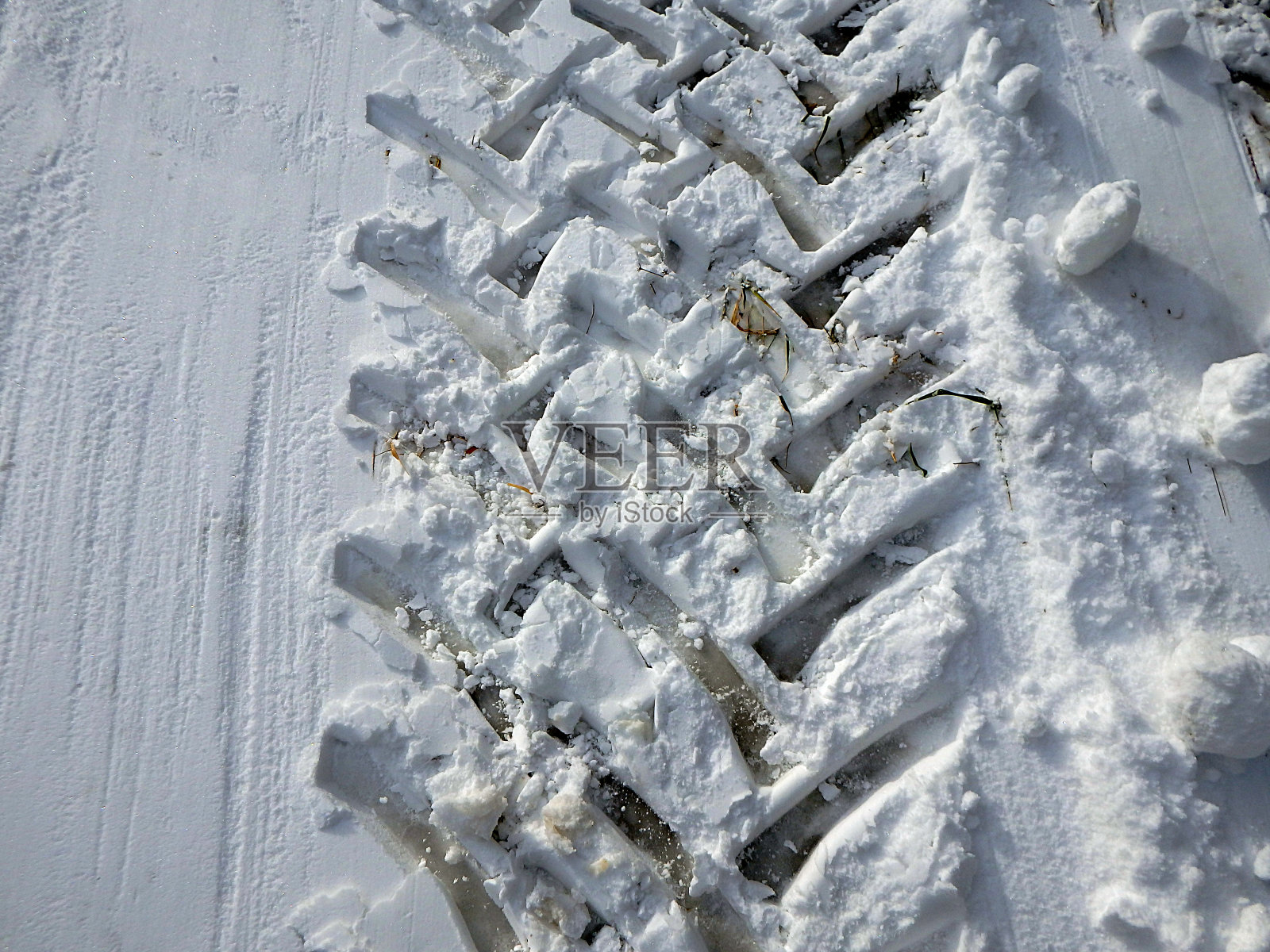 雪地上有车辆的痕迹照片摄影图片