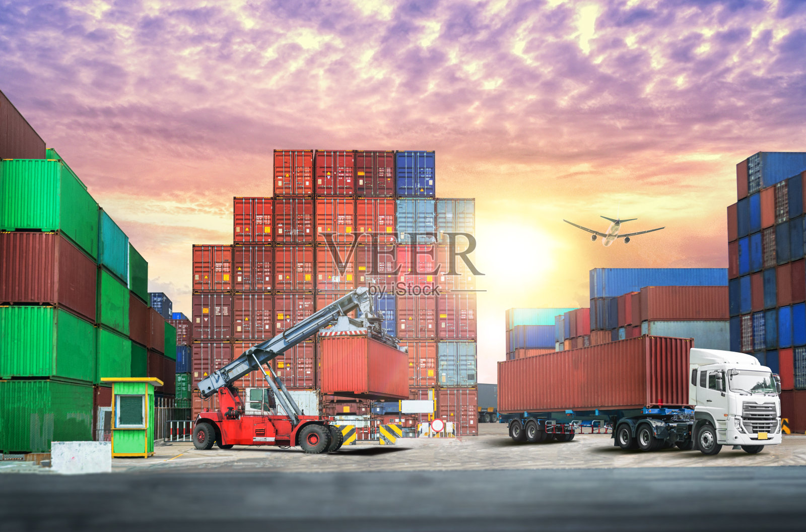 夕阳下集装箱货轮的物流进出口背景与运输产业照片摄影图片