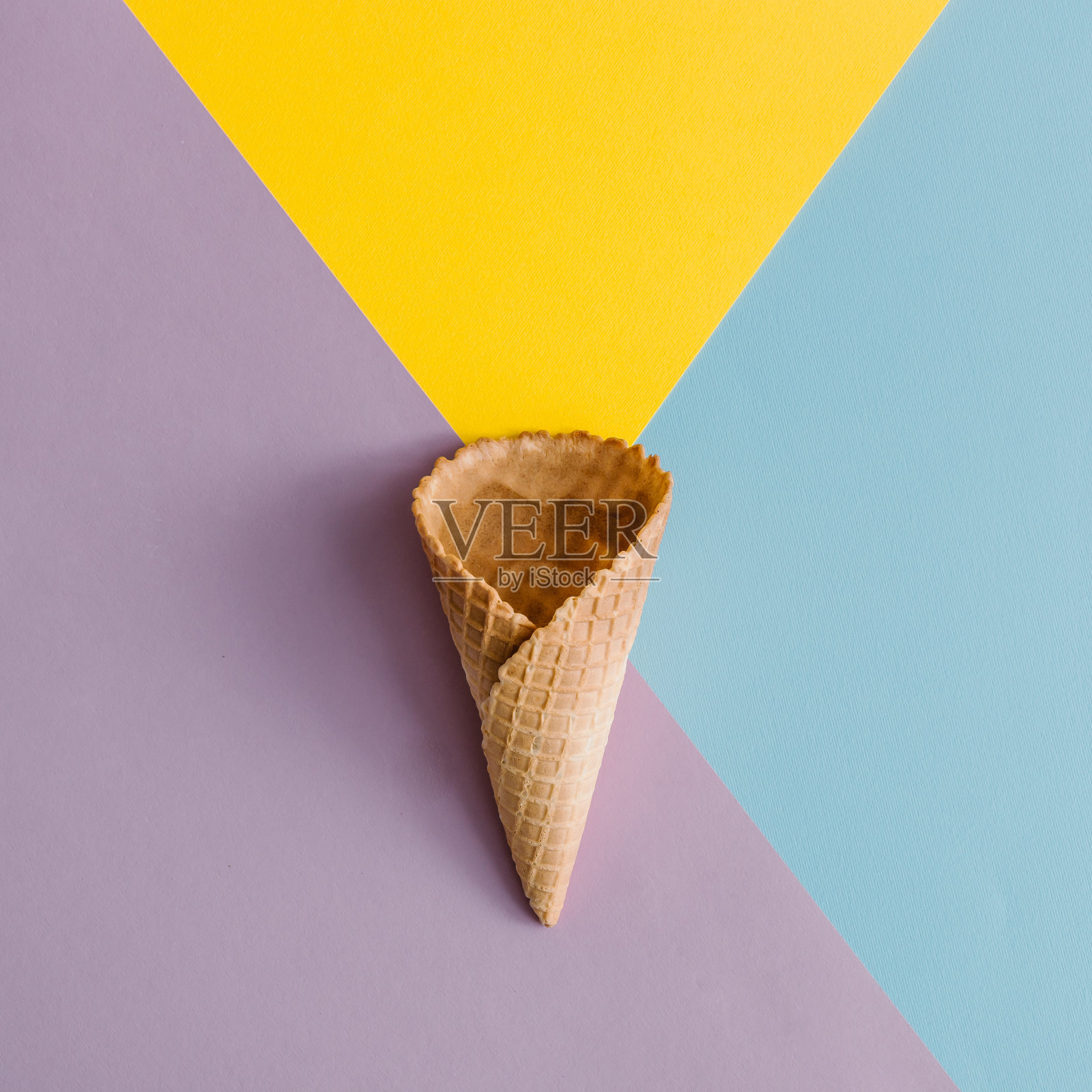 彩色背景上的甜筒冰淇淋。最小的夏天的概念。平的。照片摄影图片