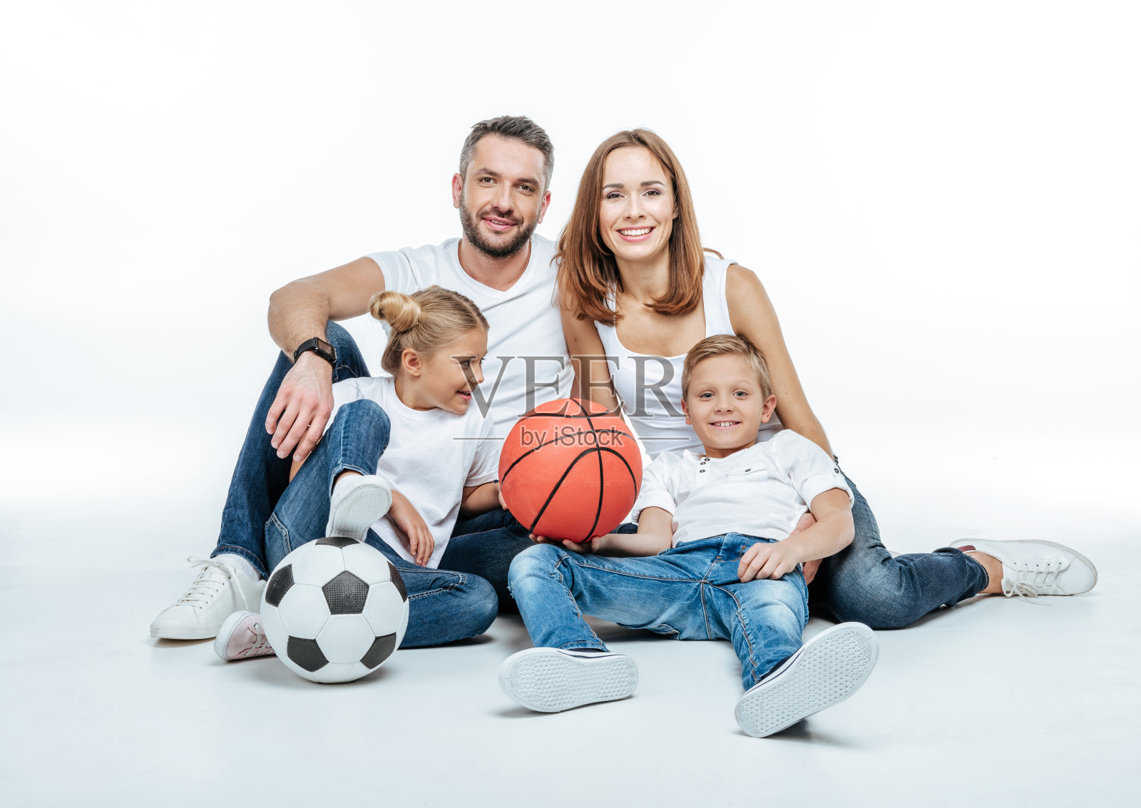 欢乐的家庭，足球和篮球照片摄影图片