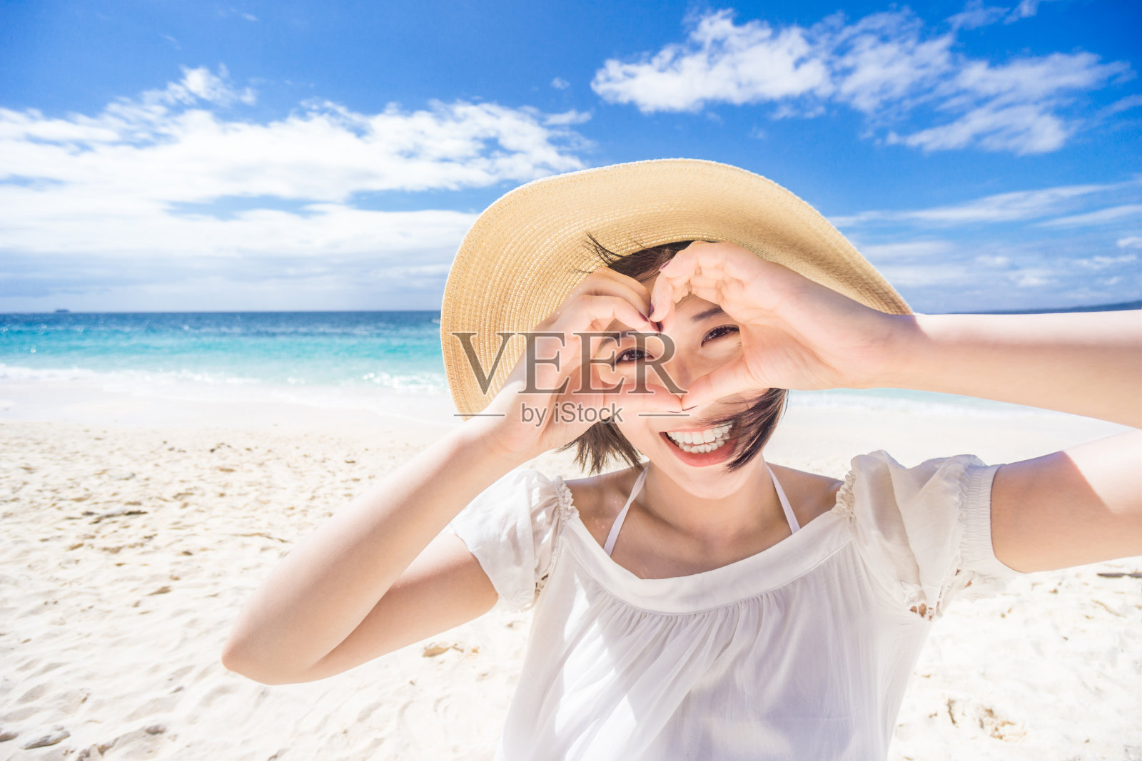 在海滩上玩得开心的女人照片摄影图片