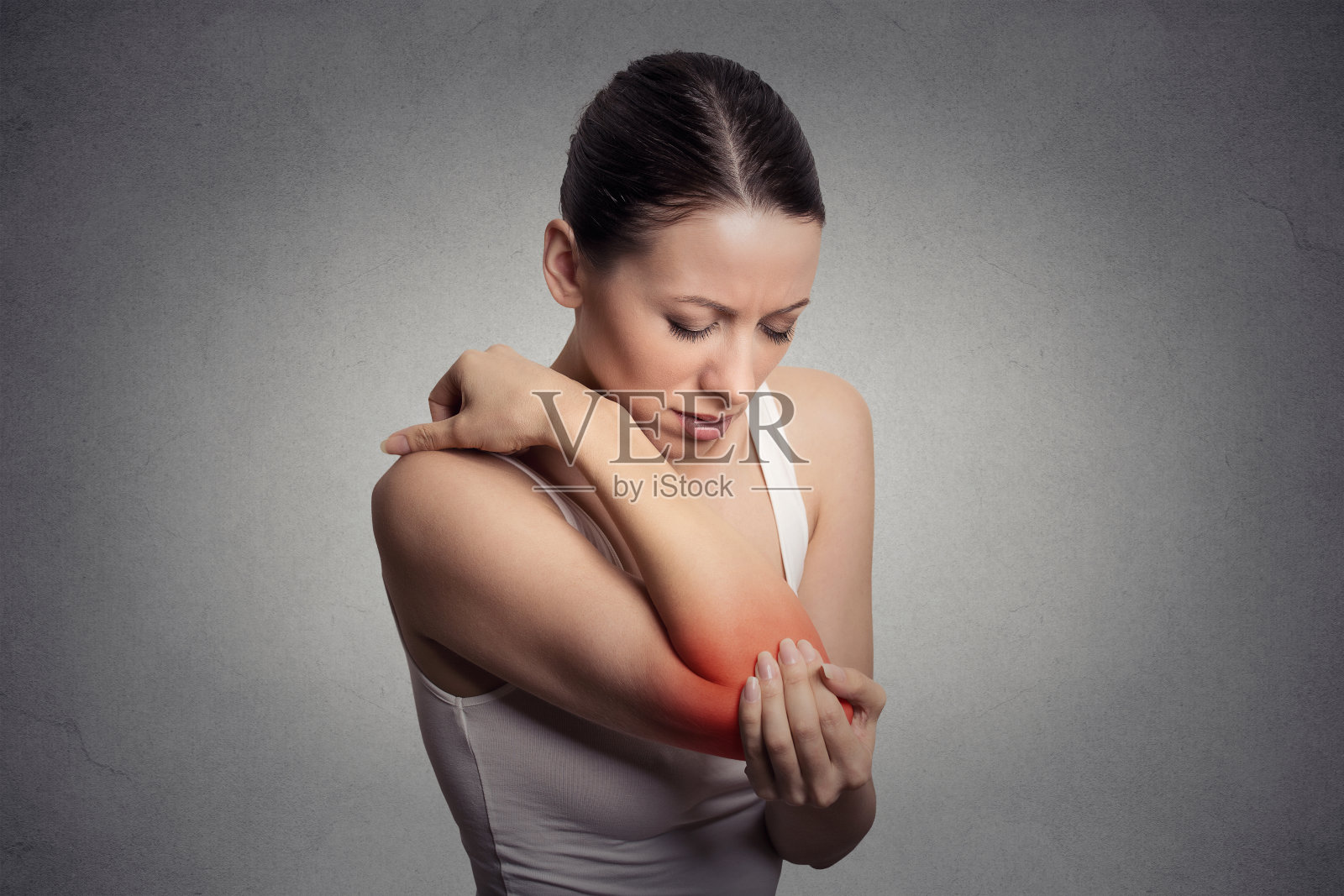关节发炎，女性肘部有红斑。手臂疼痛和损伤的概念。照片摄影图片