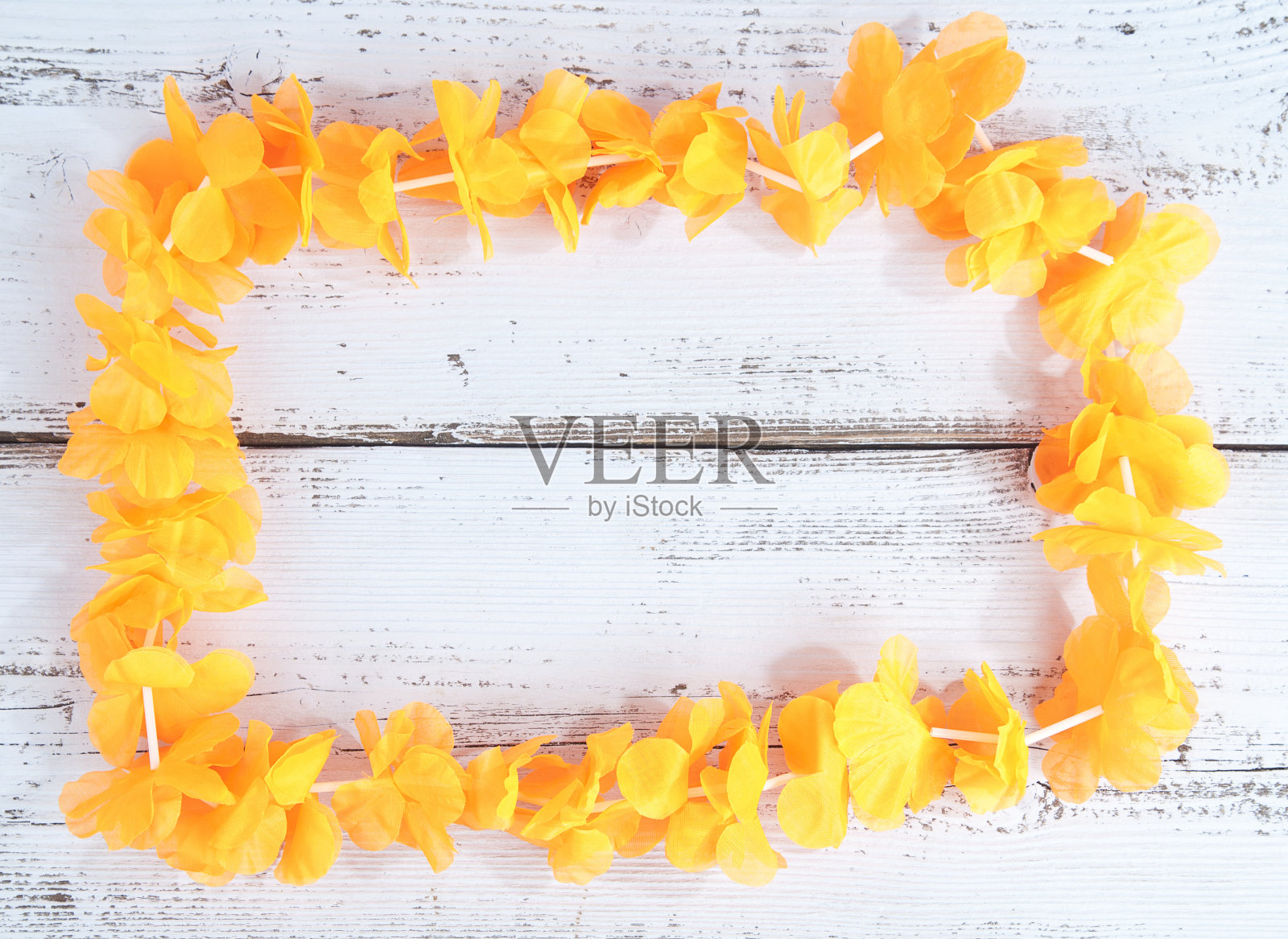 木制背景上的荷兰橙花项链照片摄影图片