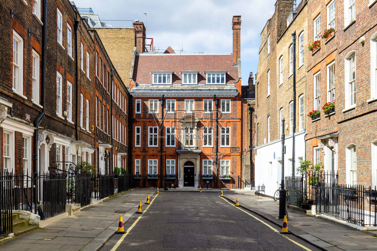 伦敦市中心地区的典型街景与熟悉的建筑立面的城市住宅。照片摄影图片
