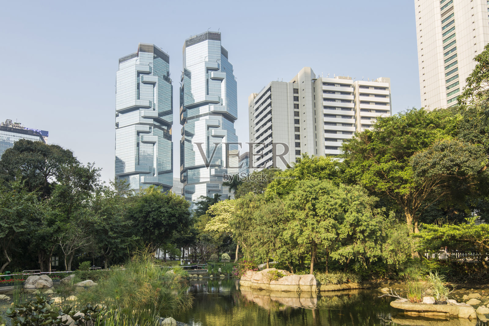 亚洲香港的一个公园里的池塘。照片摄影图片