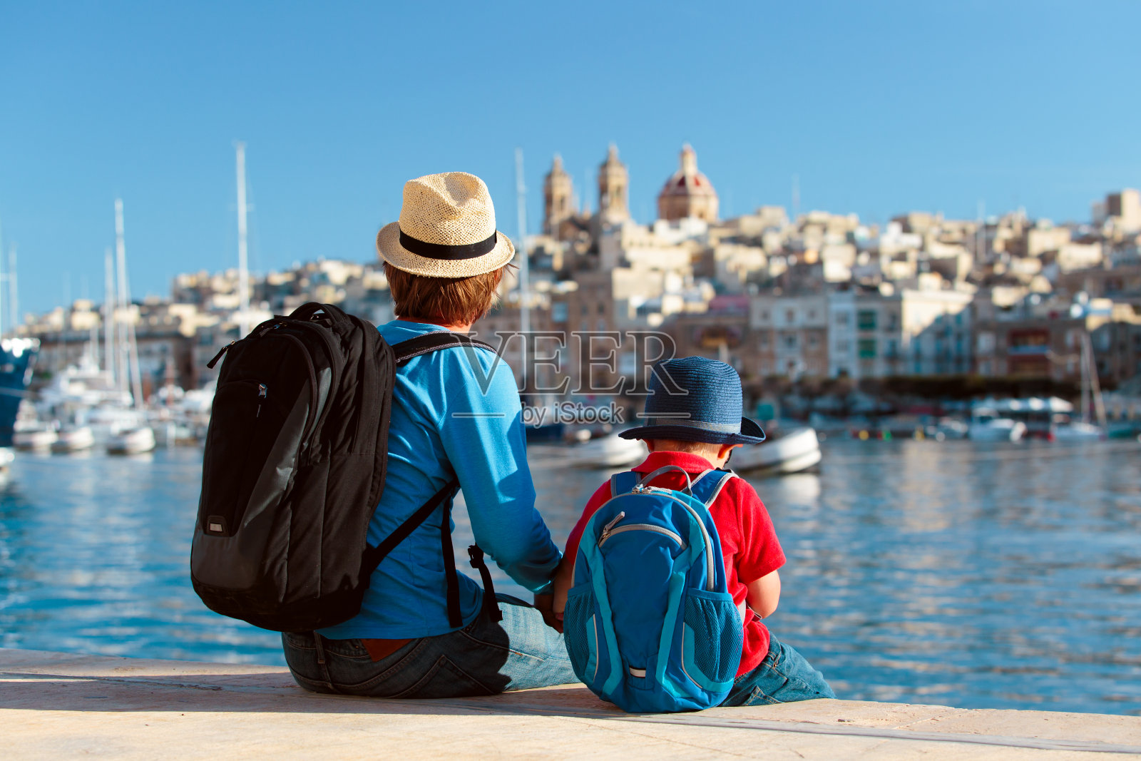 父亲和儿子在欧洲马耳他旅行照片摄影图片