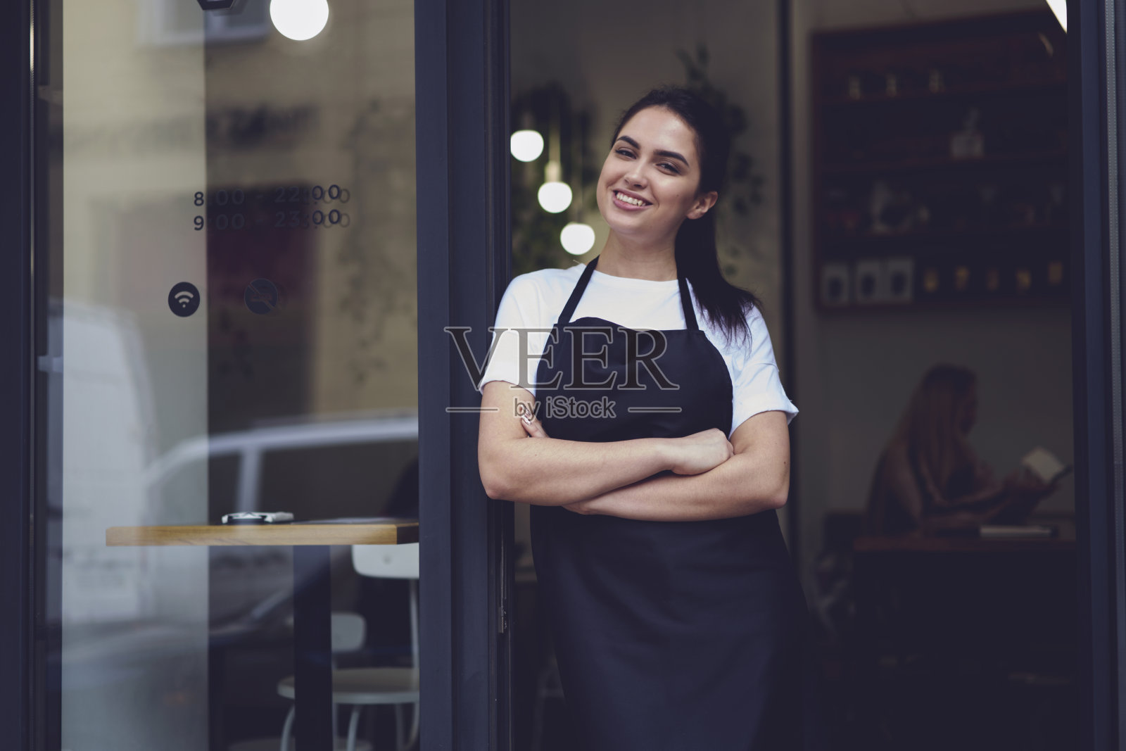 有魅力的女咖啡师在自助餐厅工作的肖像照片摄影图片