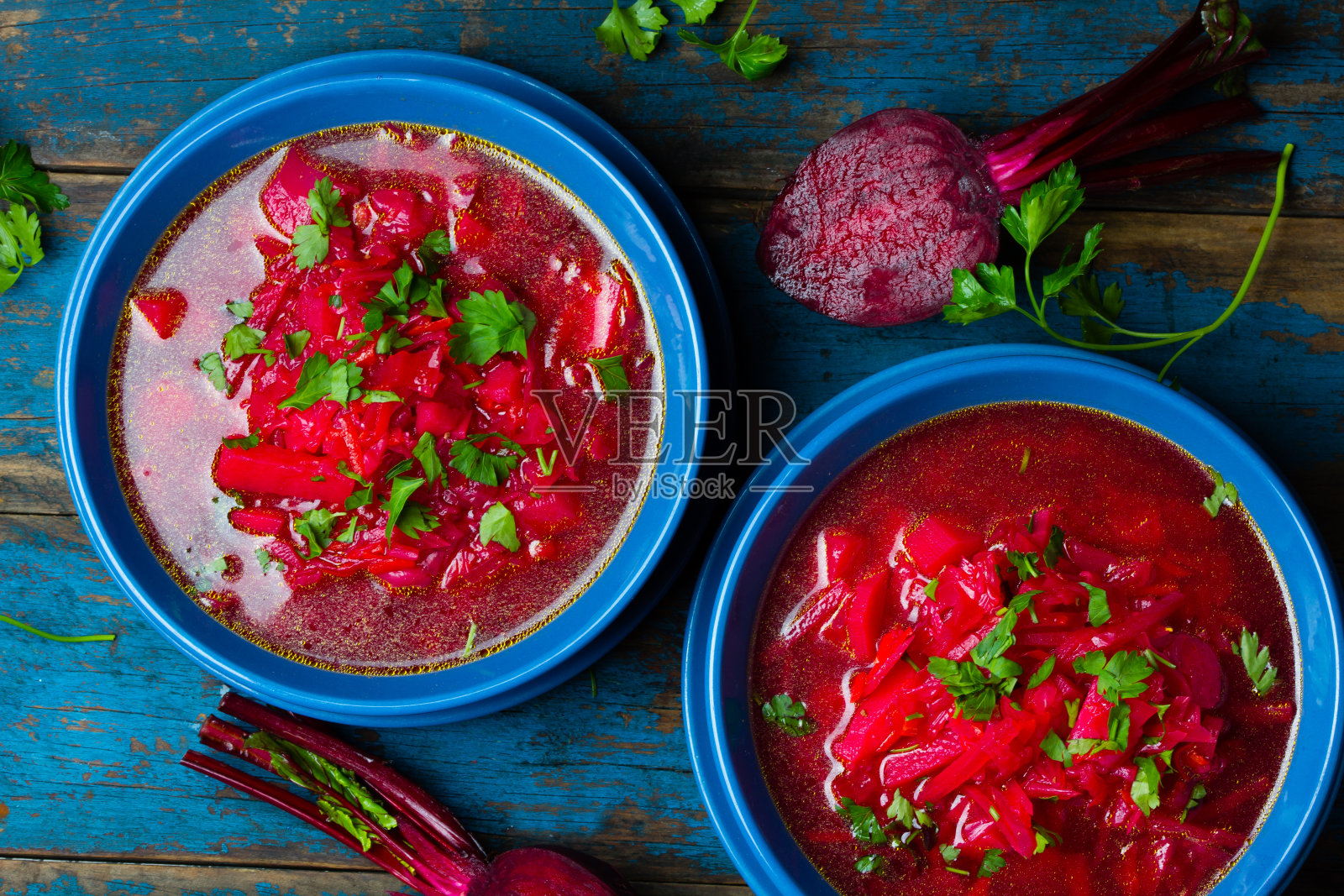 Borsh。俄罗斯和乌克兰传统的素食红汤。俯视图照片摄影图片