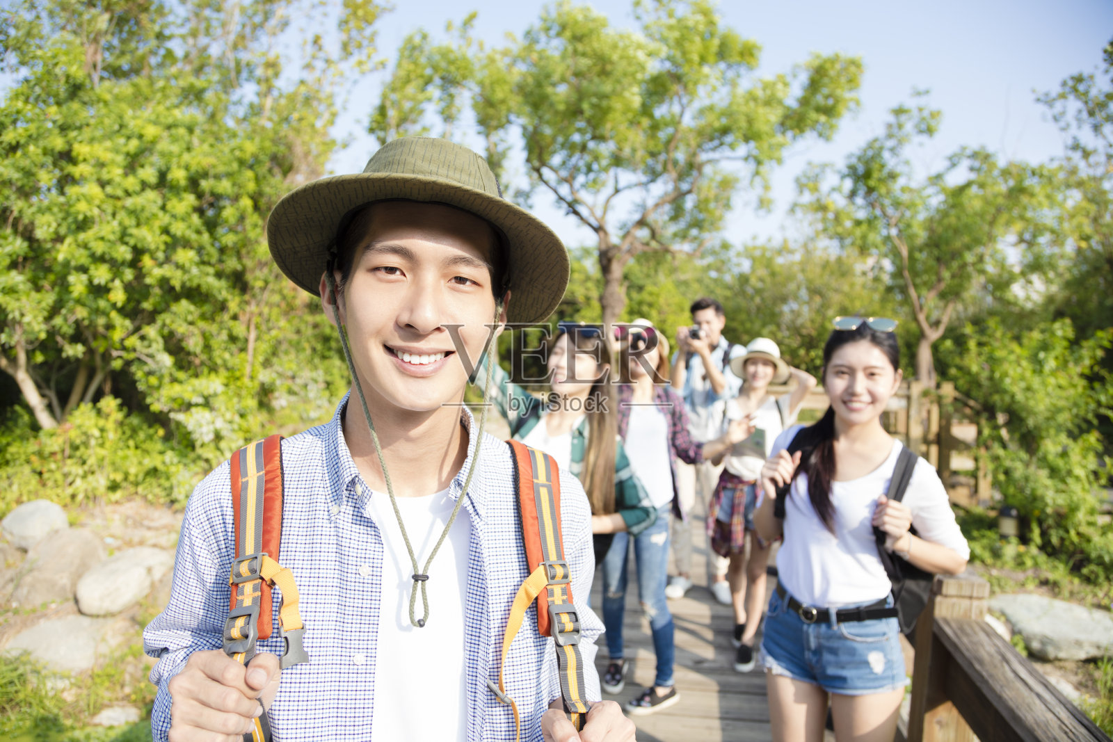 快乐的年轻人一起徒步穿越森林照片摄影图片