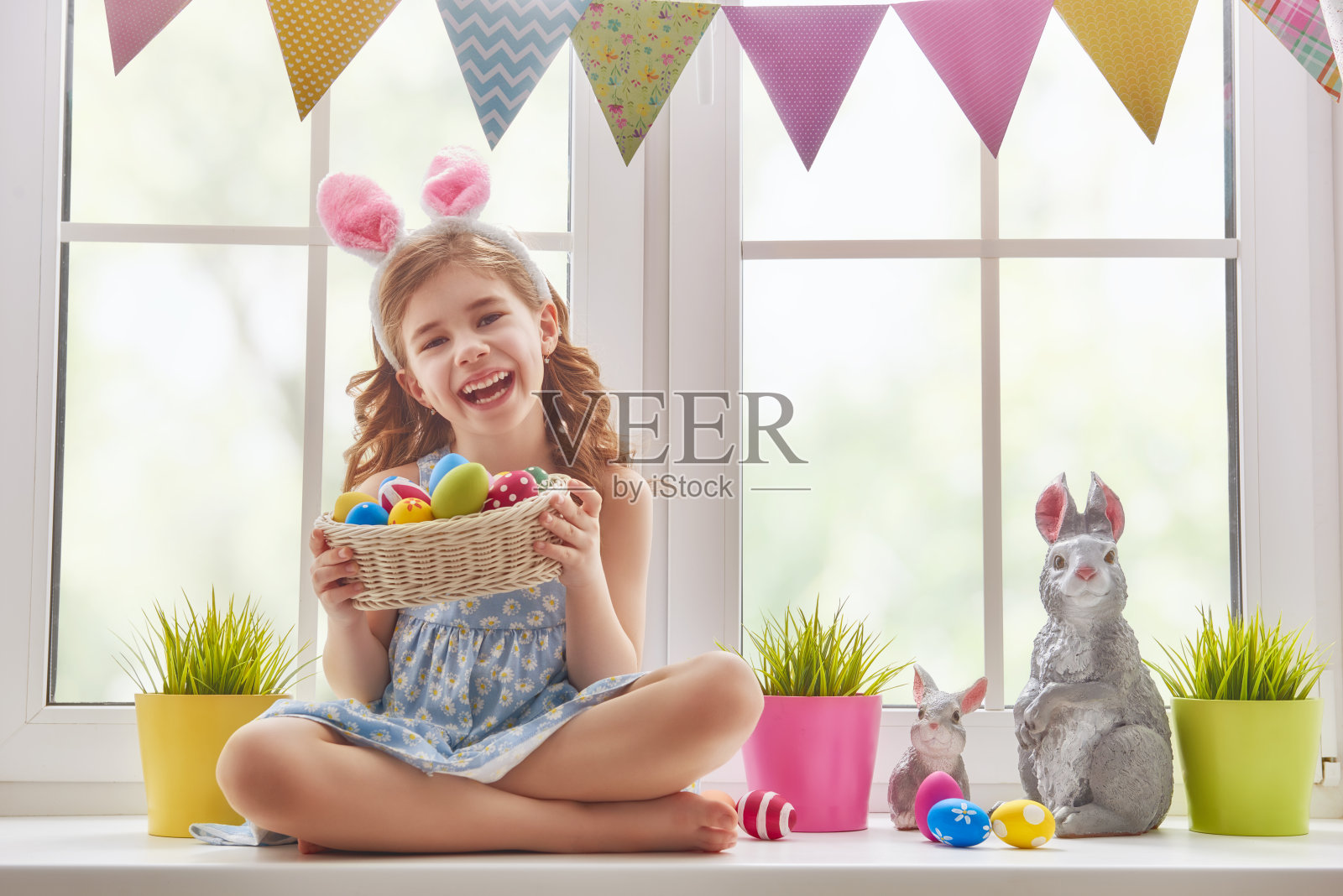 戴着兔耳朵的女孩照片摄影图片