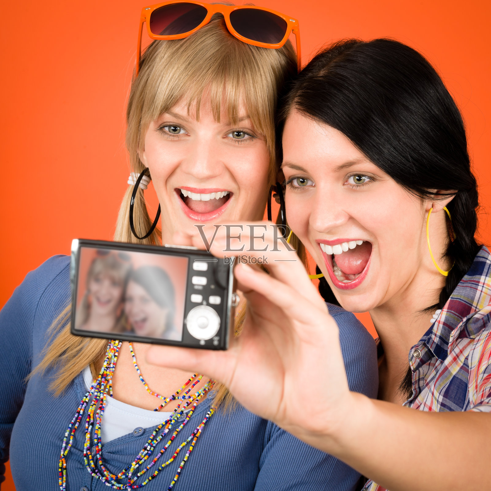 两个年轻的女性朋友在拍照微笑照片摄影图片