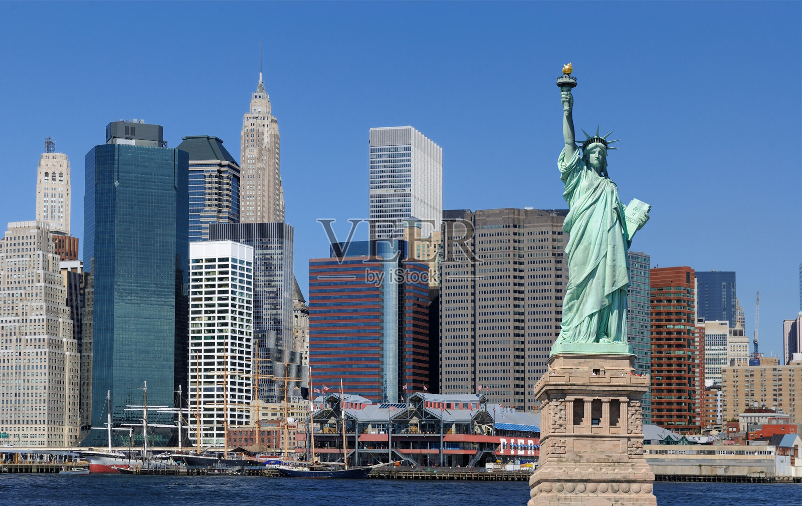 自由女神像和纽约市照片摄影图片