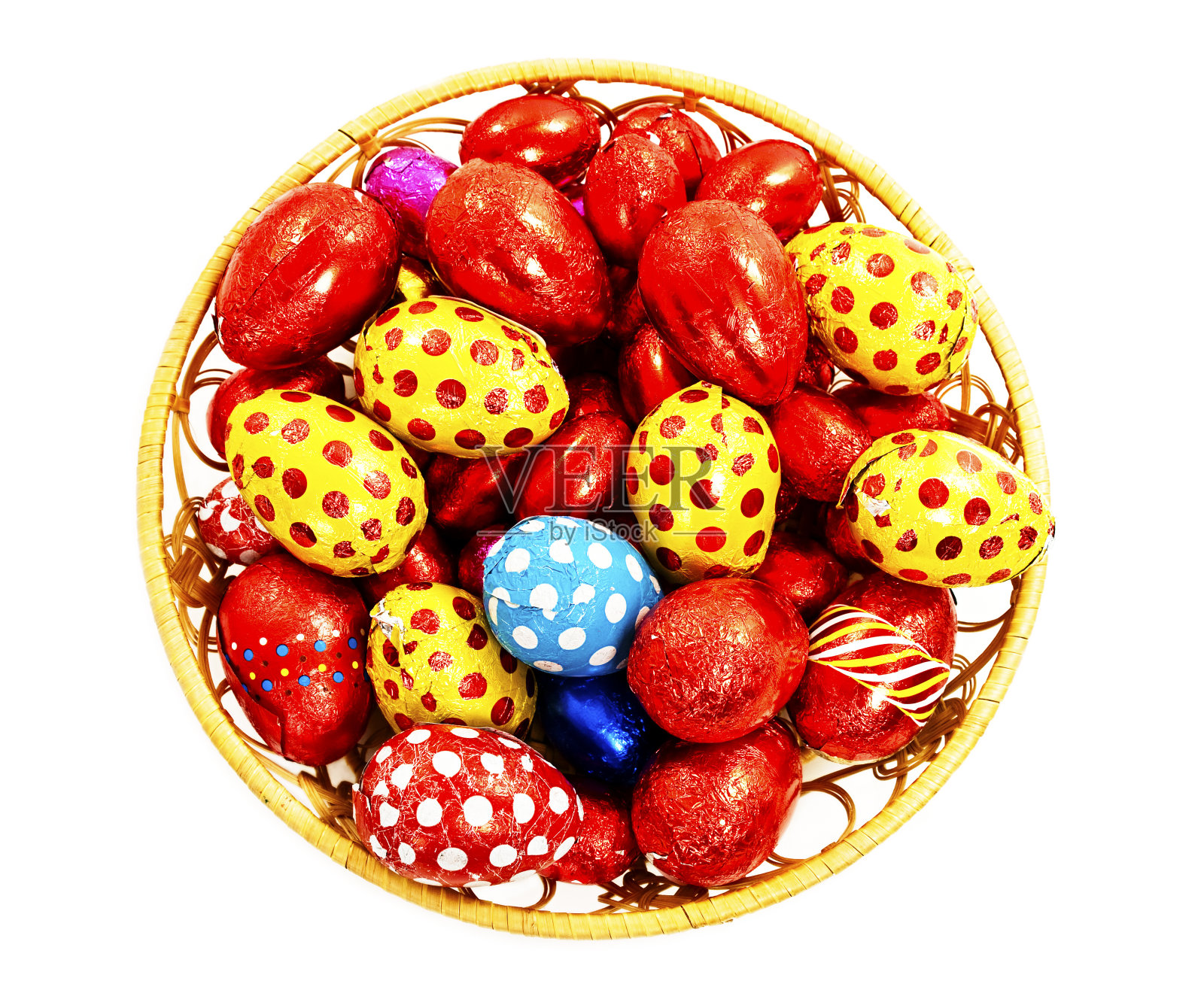 彩色巧克力复活节彩蛋在篮子里照片摄影图片