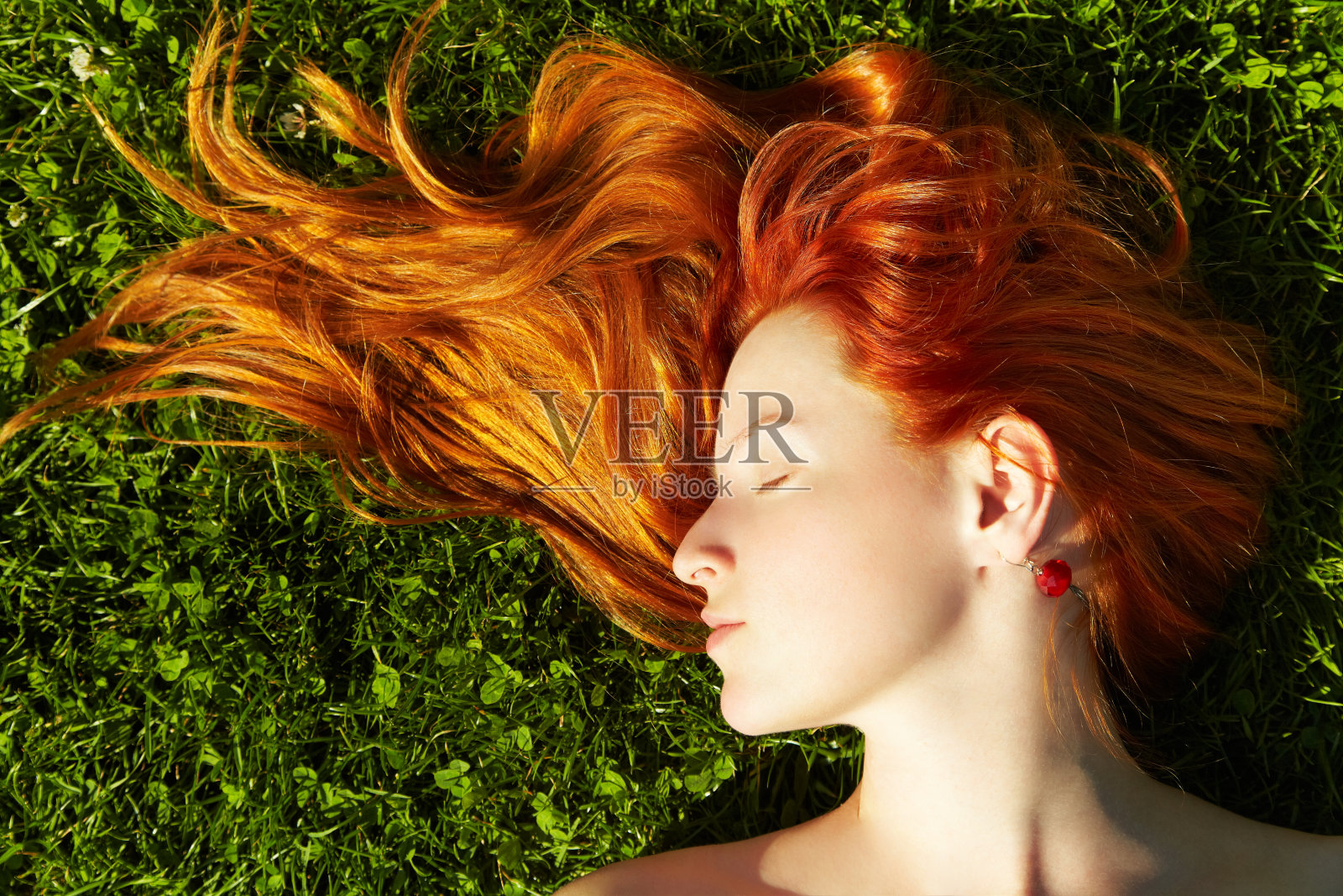 红色头发的女孩照片摄影图片