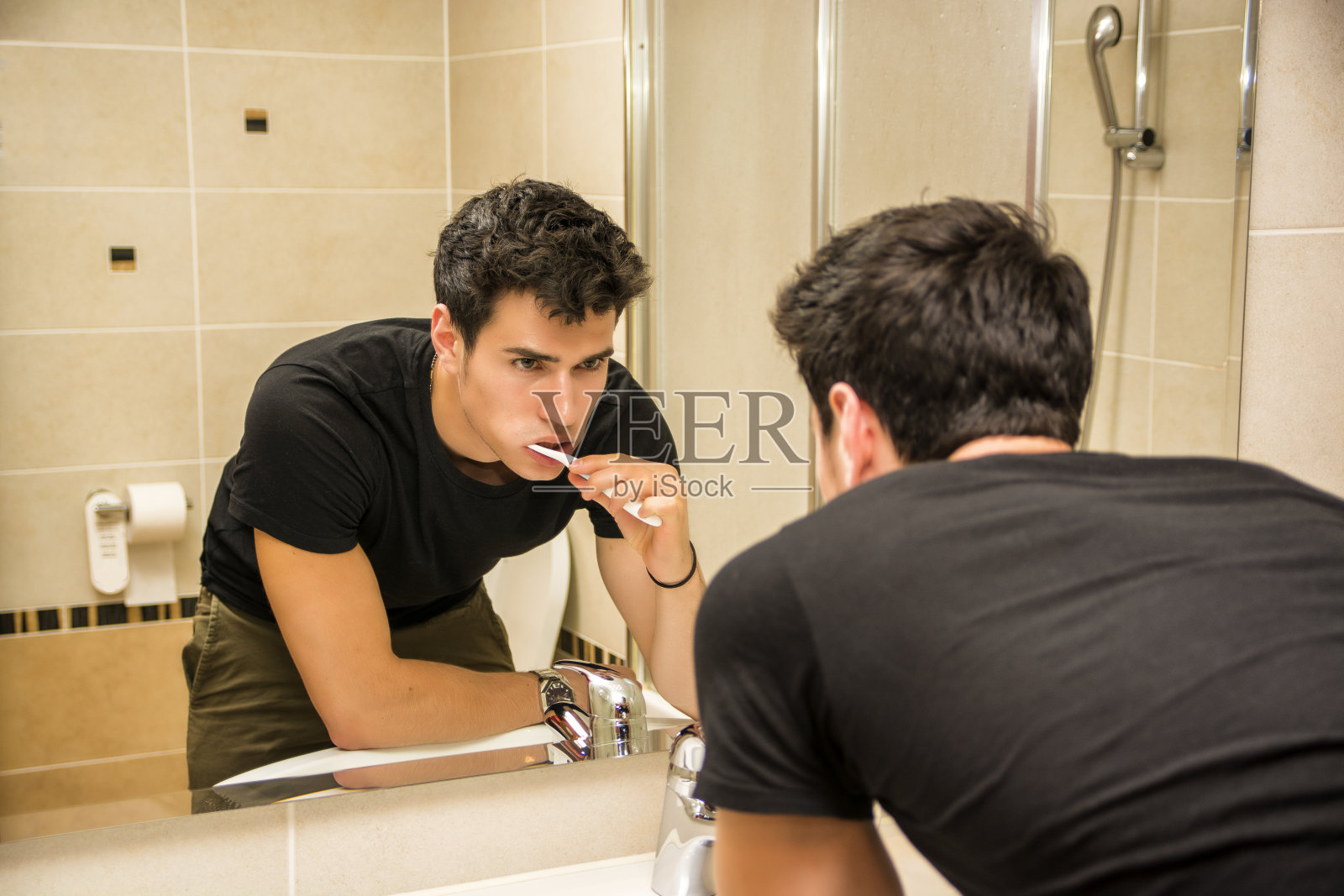 帅气的年轻人正在刷牙照片摄影图片
