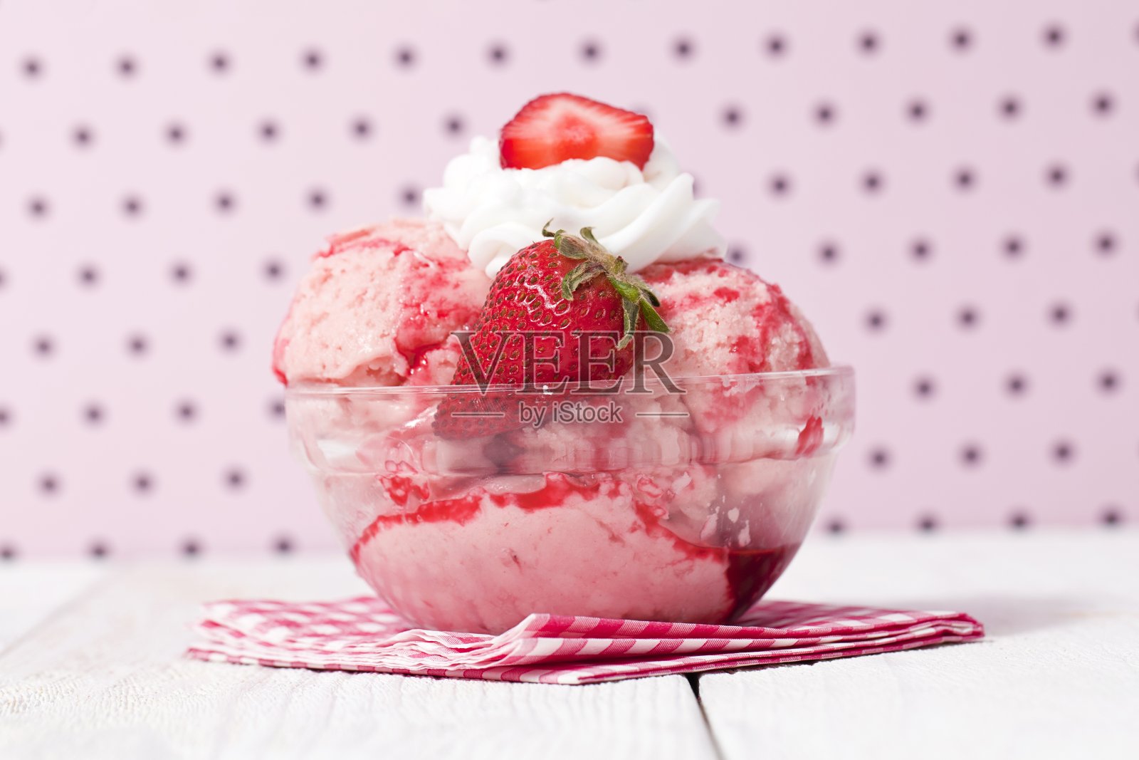 融化的草莓冰淇淋照片摄影图片