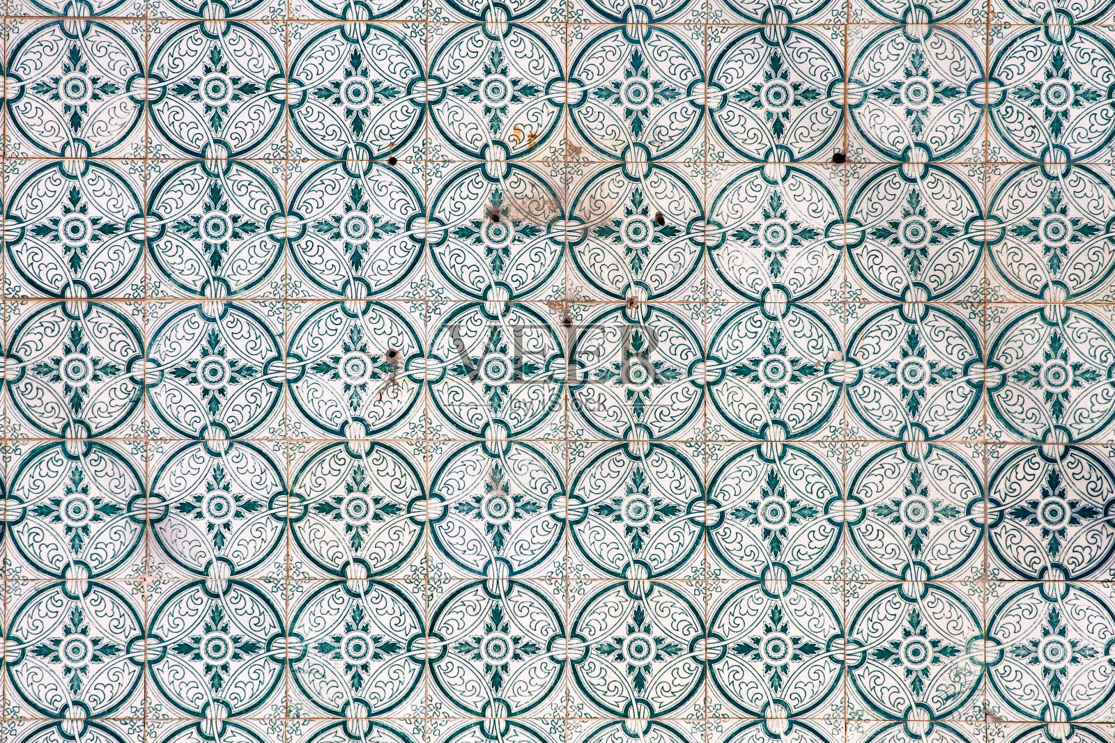 葡萄牙老房子立面上的传统瓷砖(azulejos)照片摄影图片