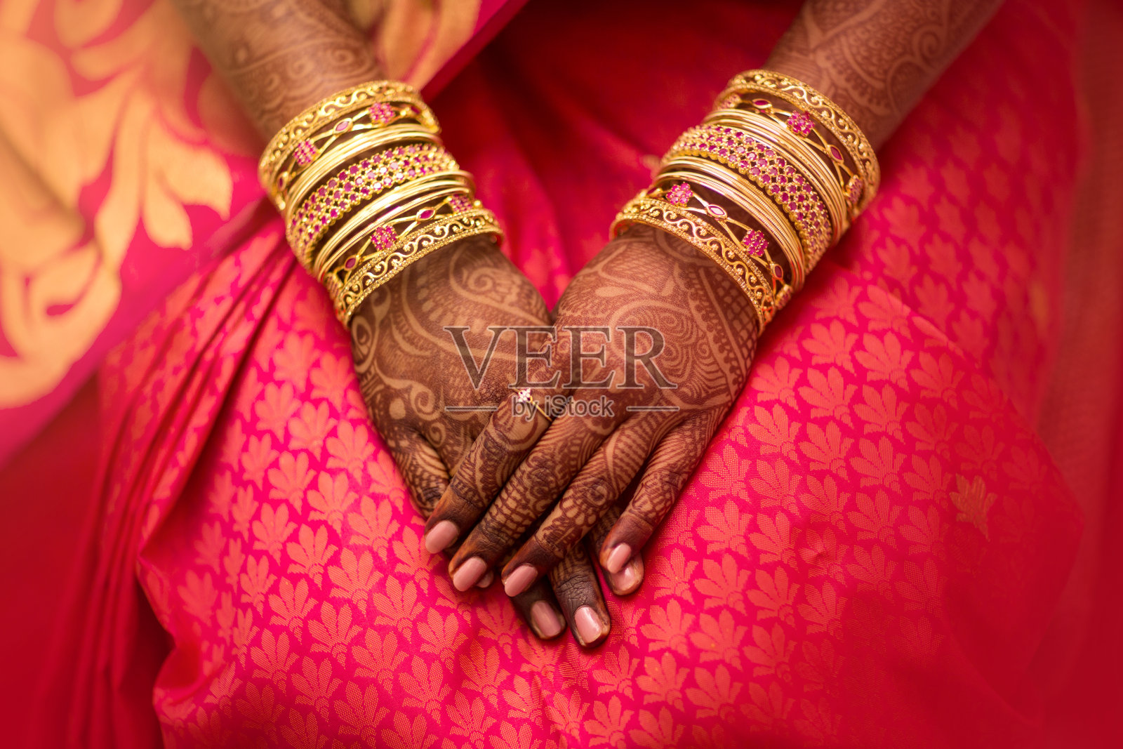 装饰精美的印度新娘的手。照片摄影图片