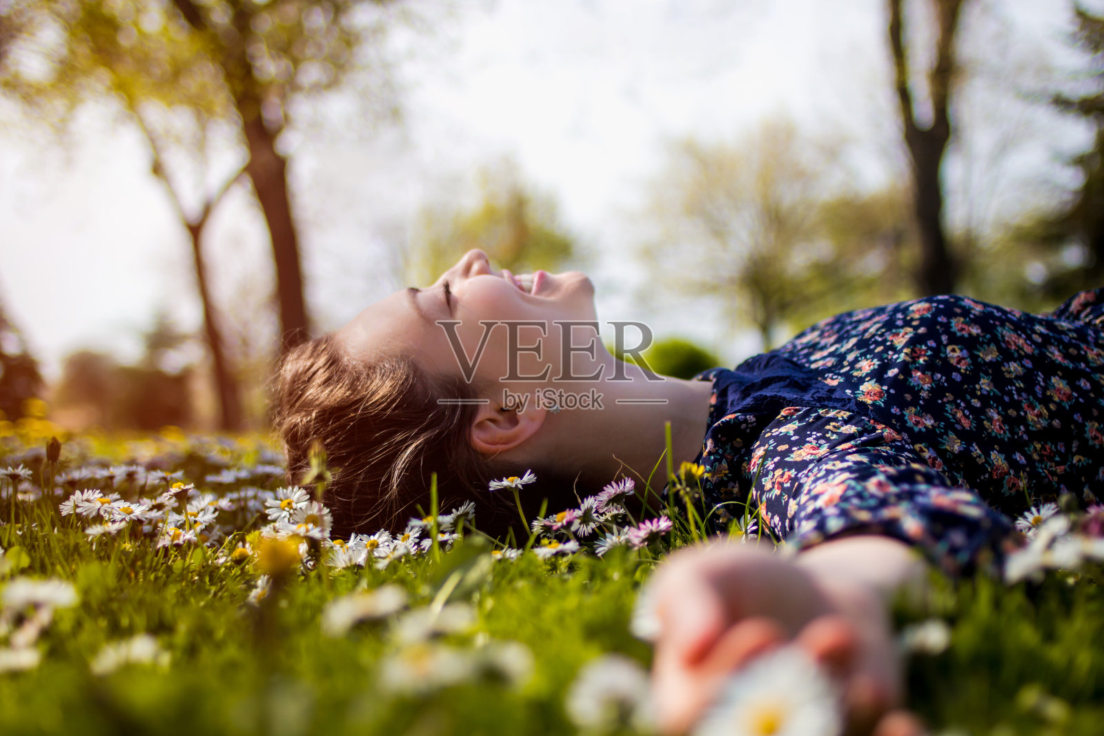 漂亮的少女在草地上休息照片摄影图片