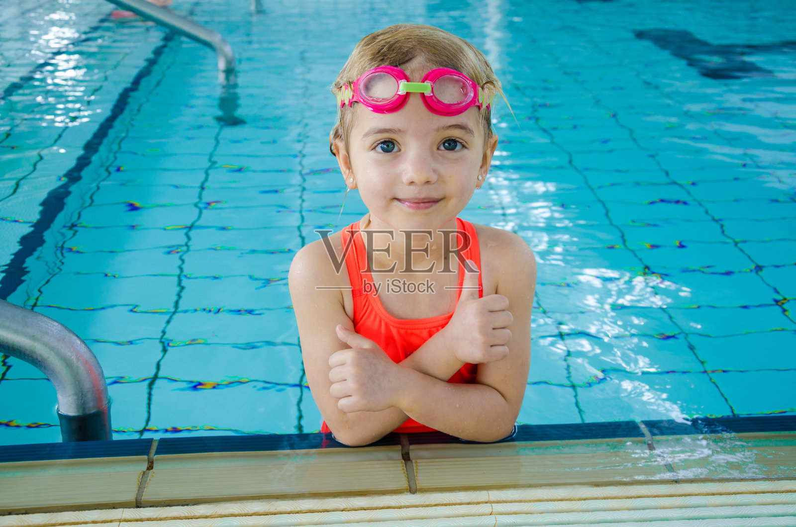 可爱的小女孩在游泳池里照片摄影图片