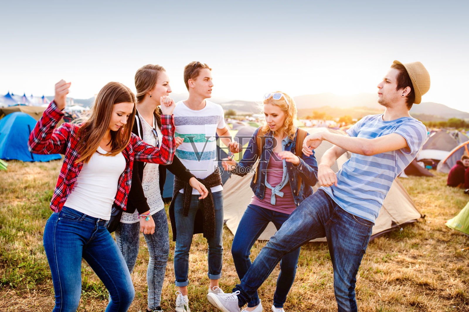 一群青少年在夏季音乐节上跳舞照片摄影图片