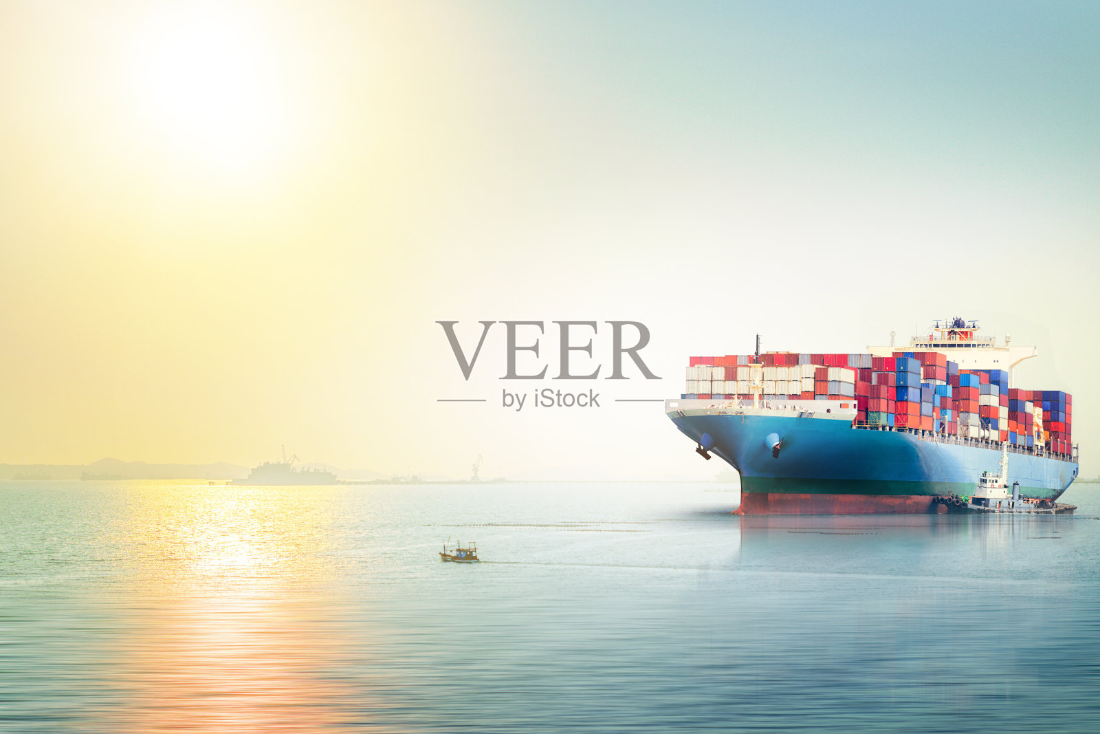 国际集装箱货船在海上的日落天空，货物运输，航海船舶照片摄影图片
