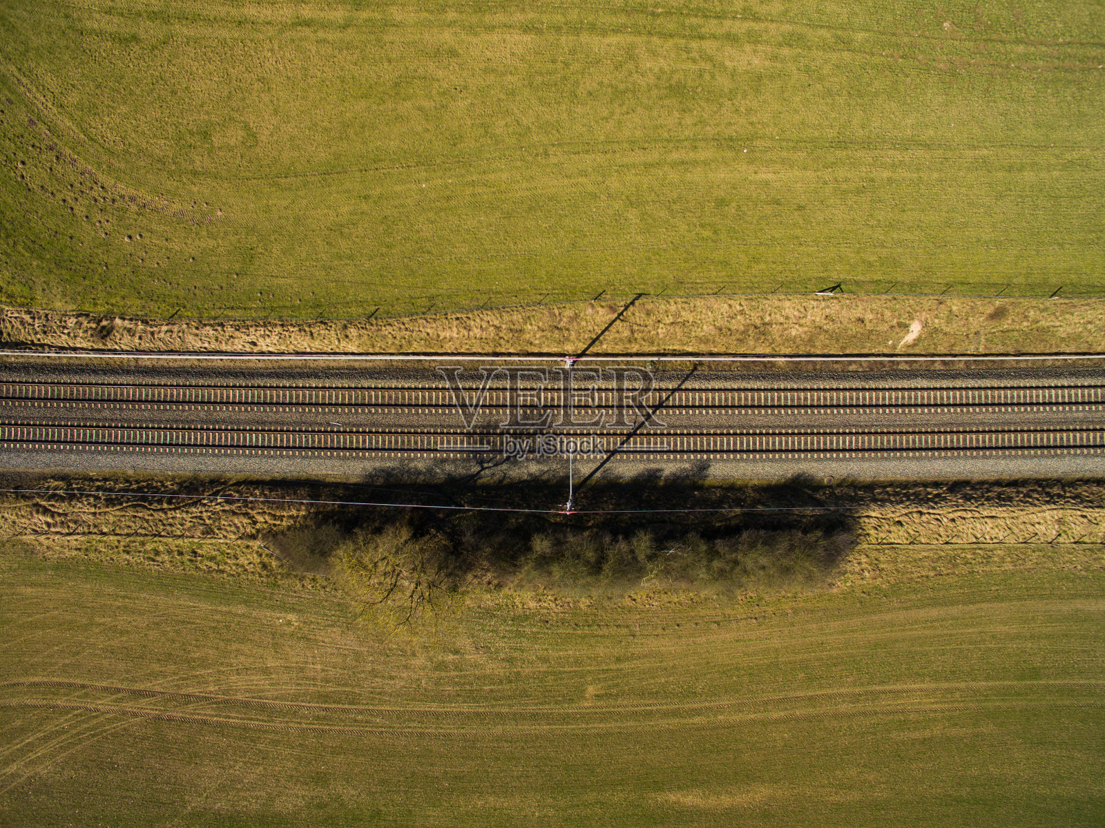鸟瞰图-俯视图的铁路轨道在农村照片摄影图片